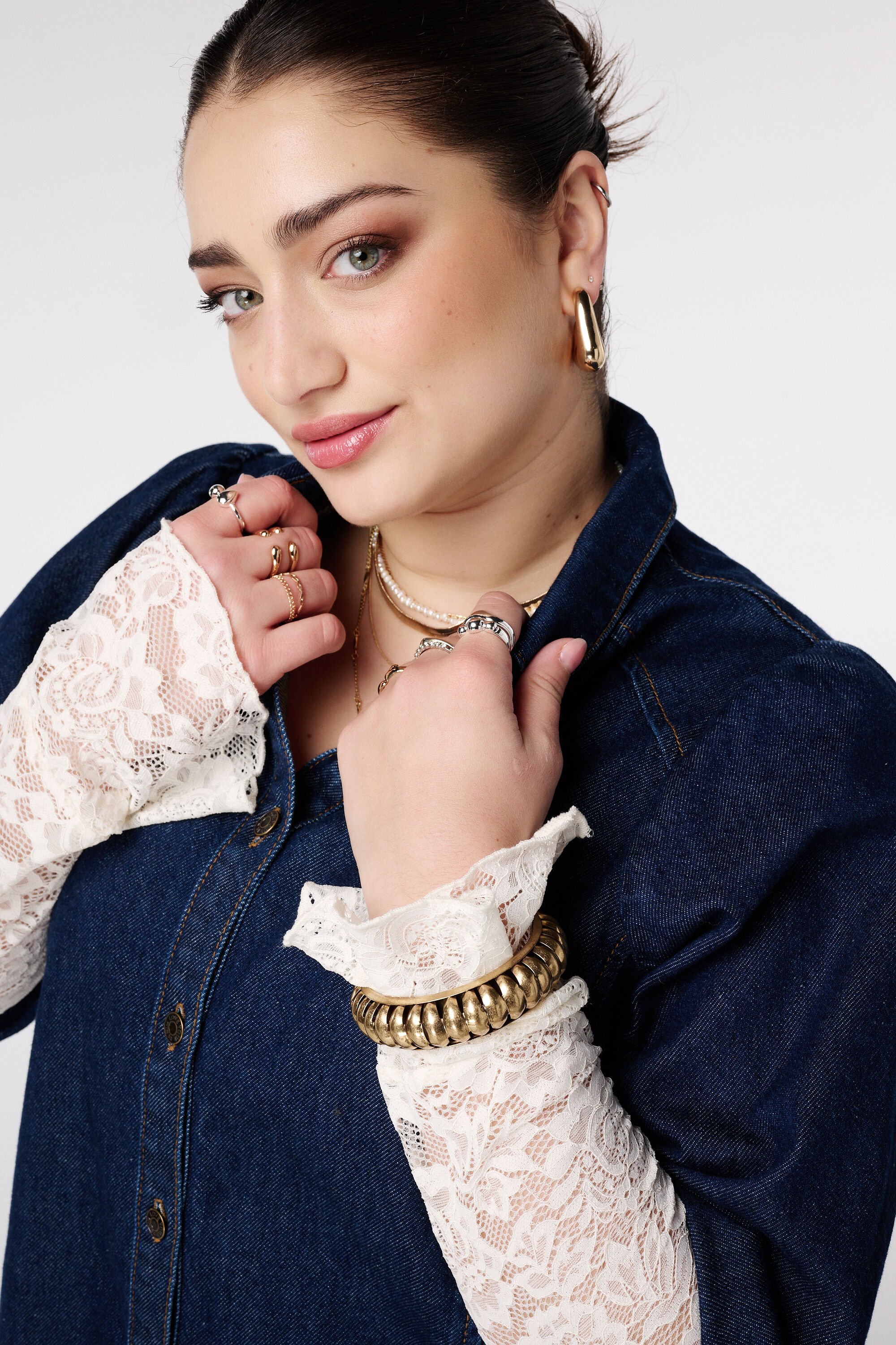 Blusa vaquera con mangas abullonadas image number 4