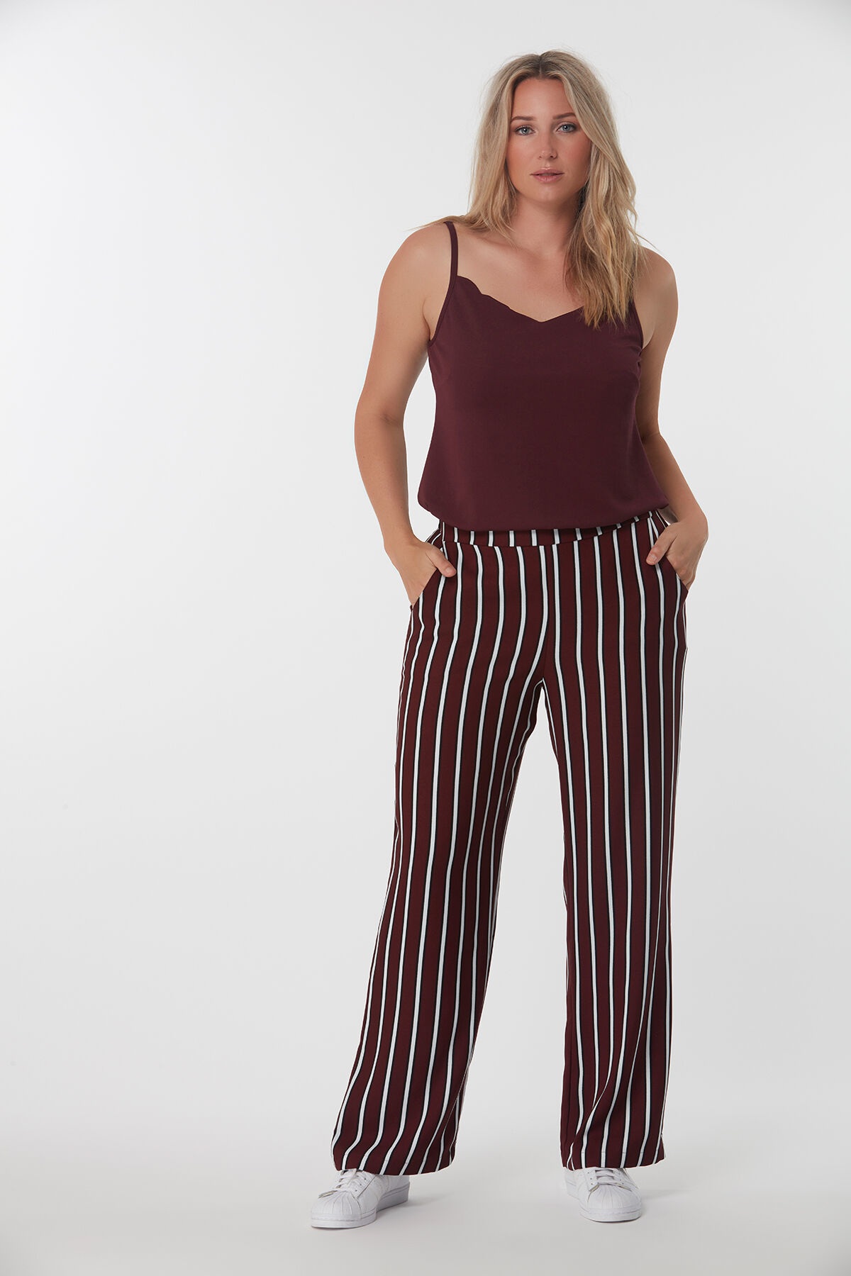 Pantalones anchos con raya image number 4