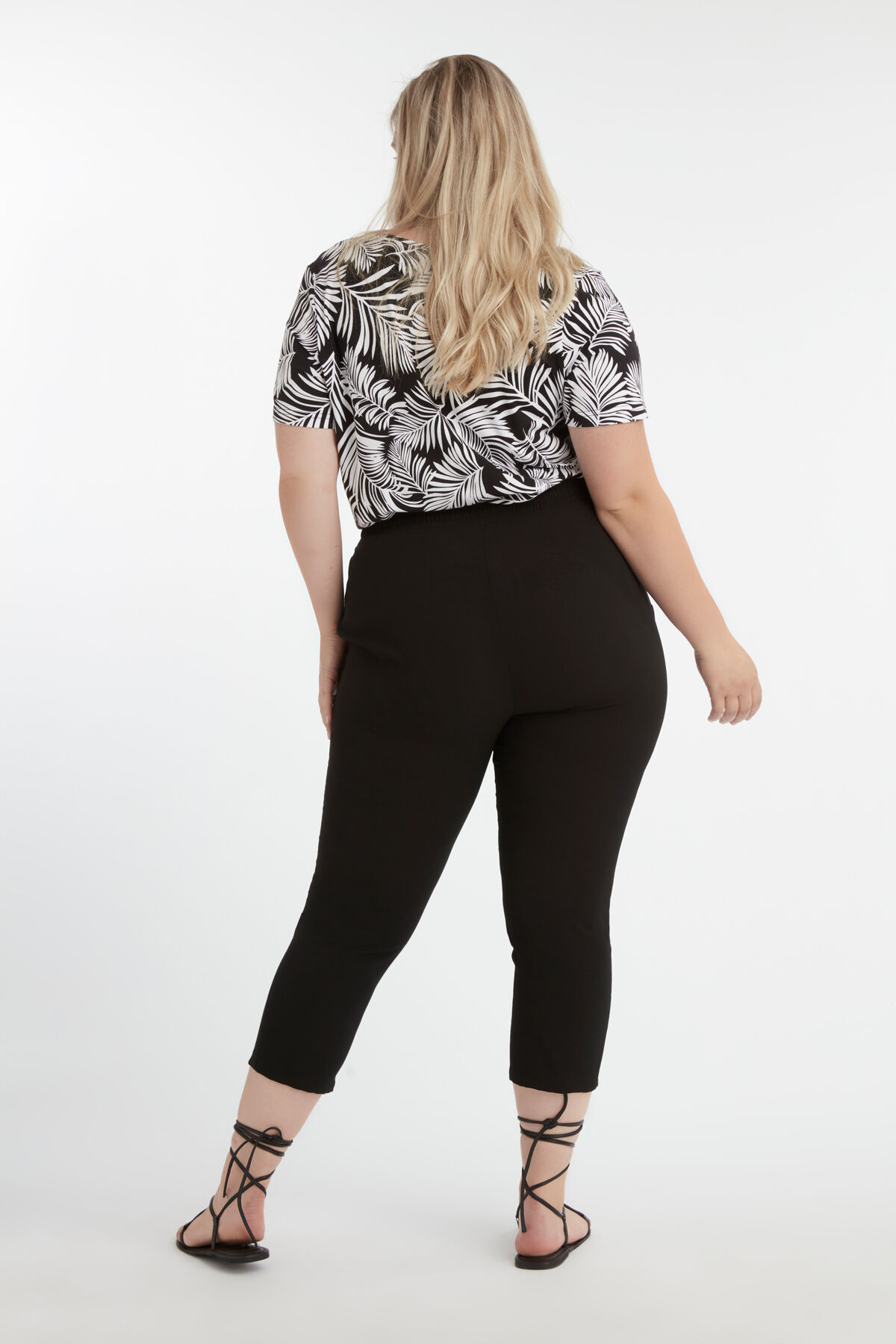 Pantalones de corte holgado image number 4