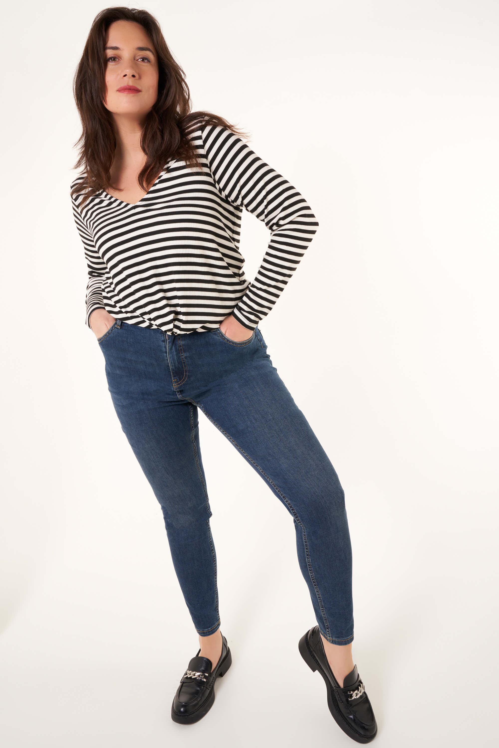 Vaqueros CHERRY de corte pitillo y talle alto image number 5