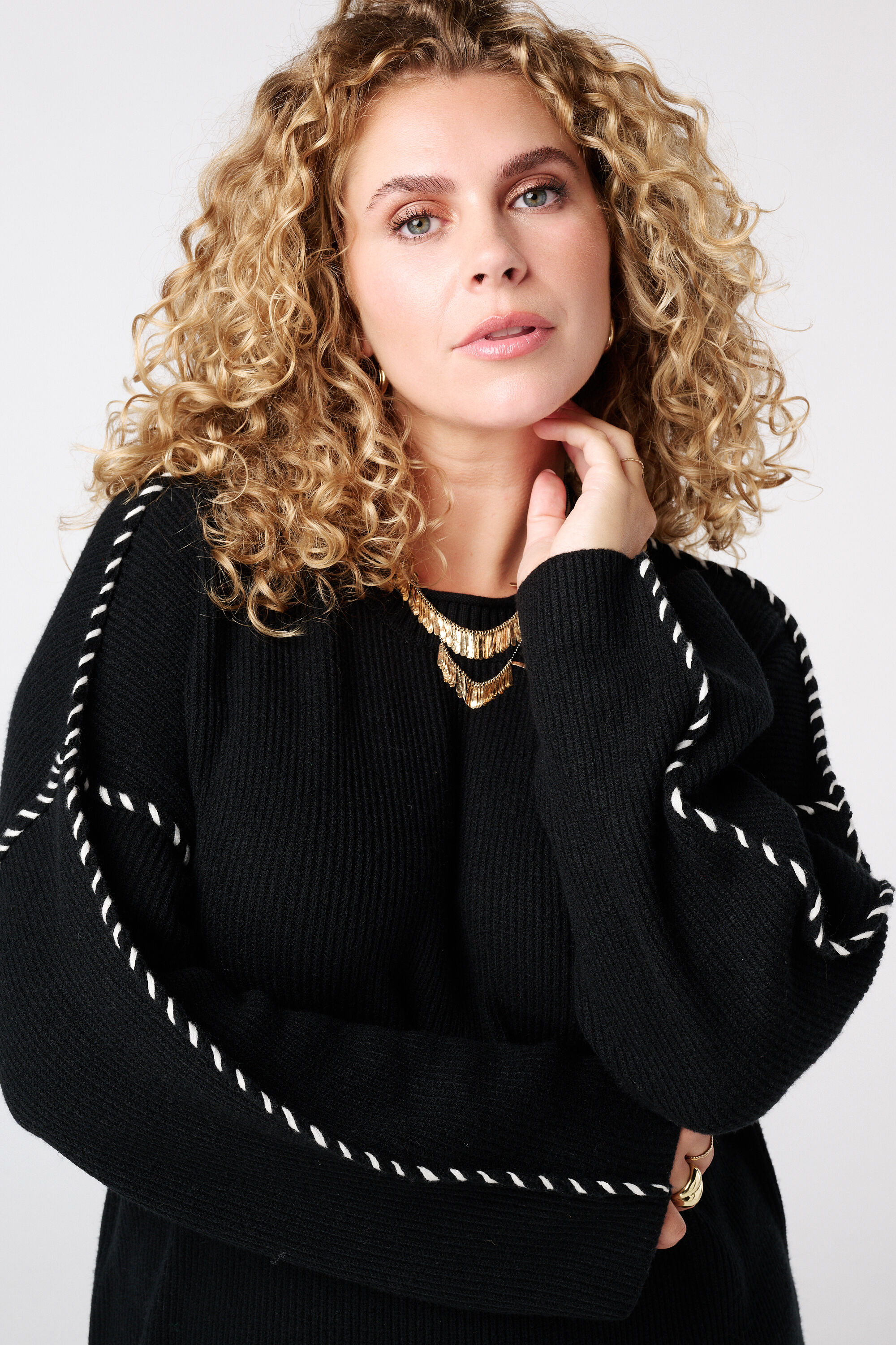 Vestido de punto con costuras decorativas. image number 4