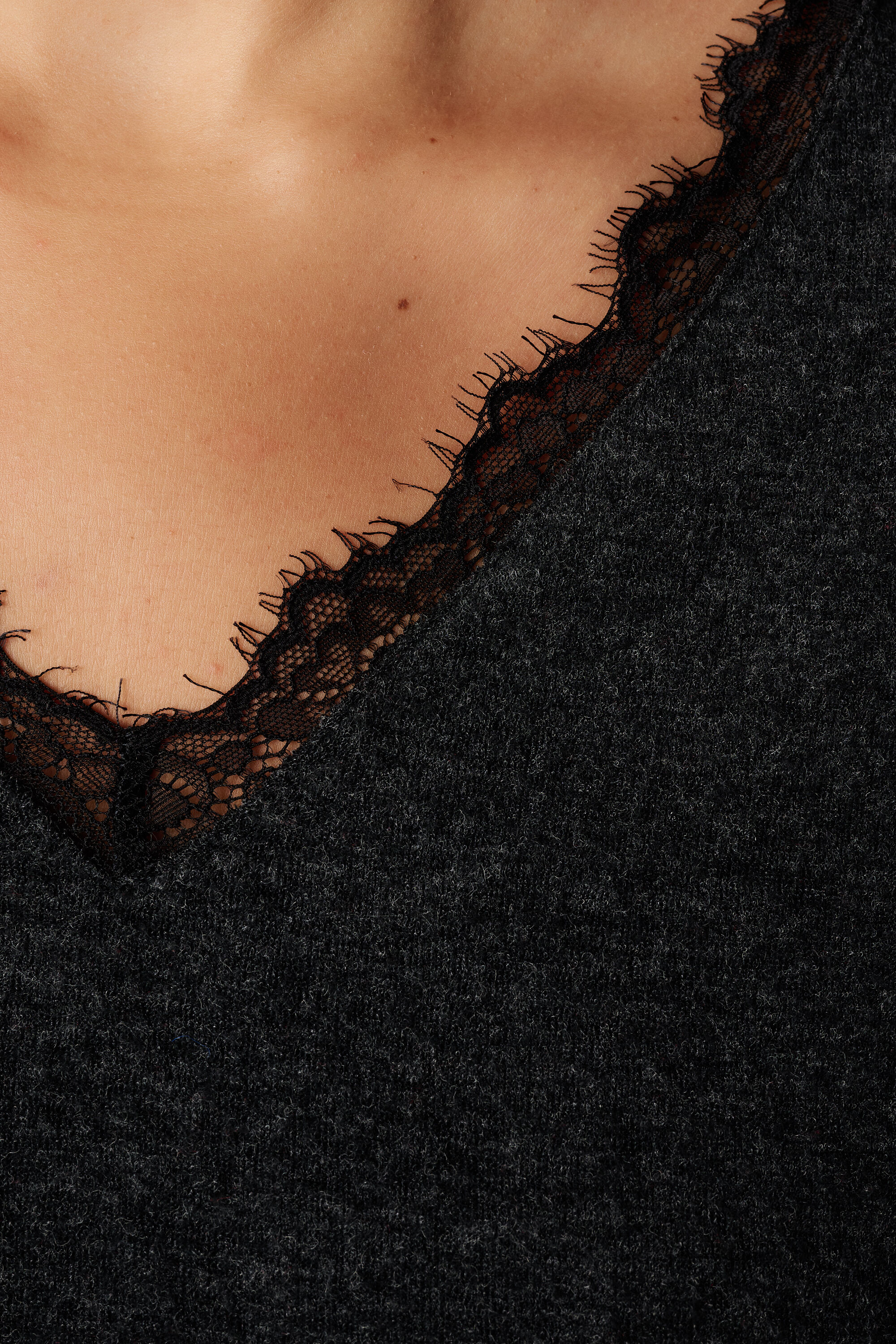 Top con cuello de pico de encaje image number 6