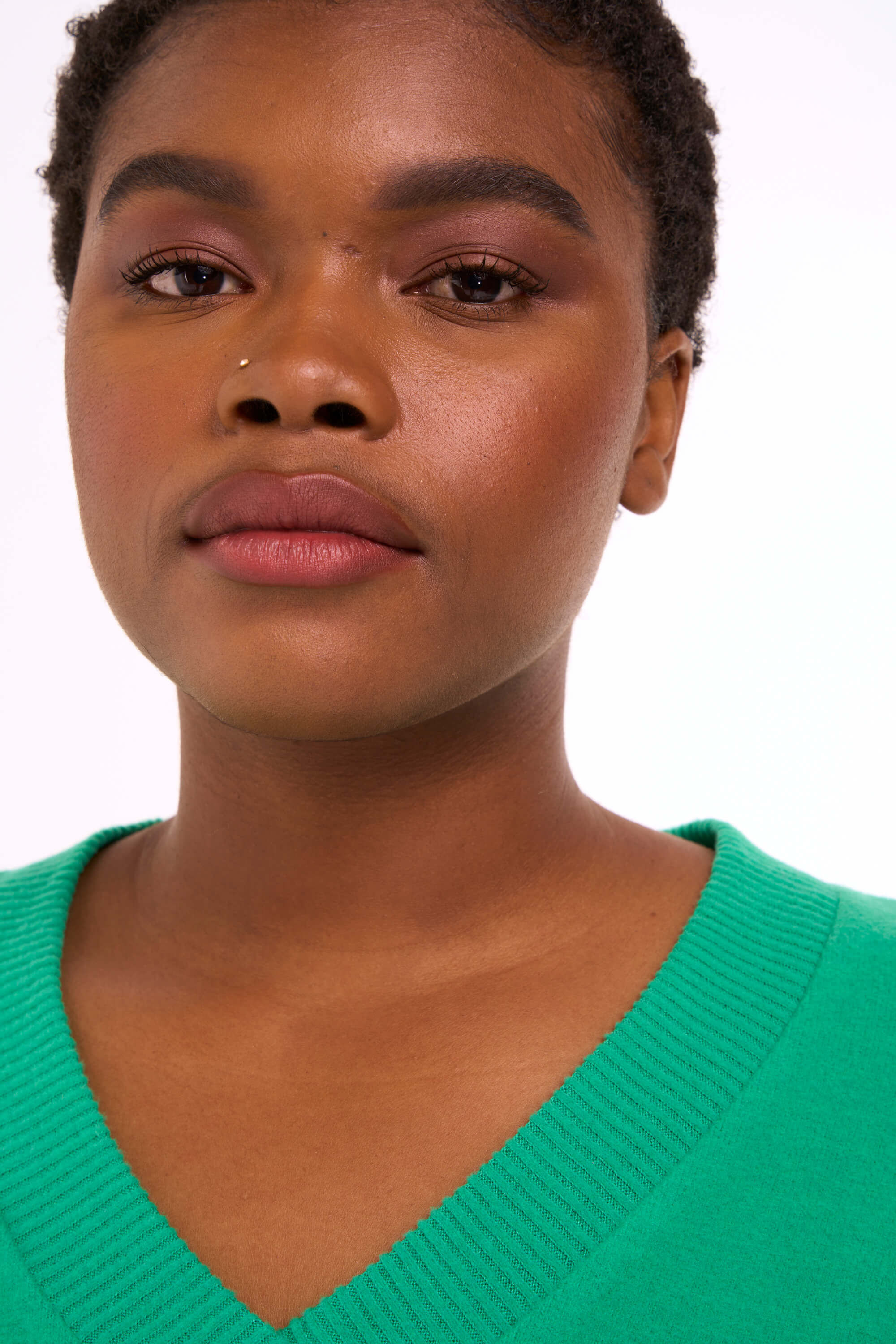 Su&eacute;ter con cuello en V  image number 4