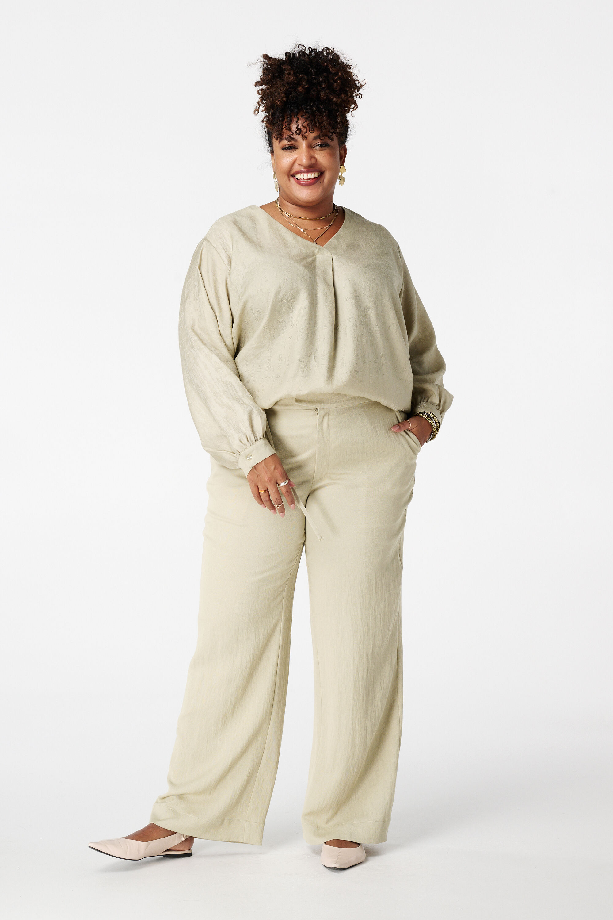 Blusa con aspecto satinado image number 5