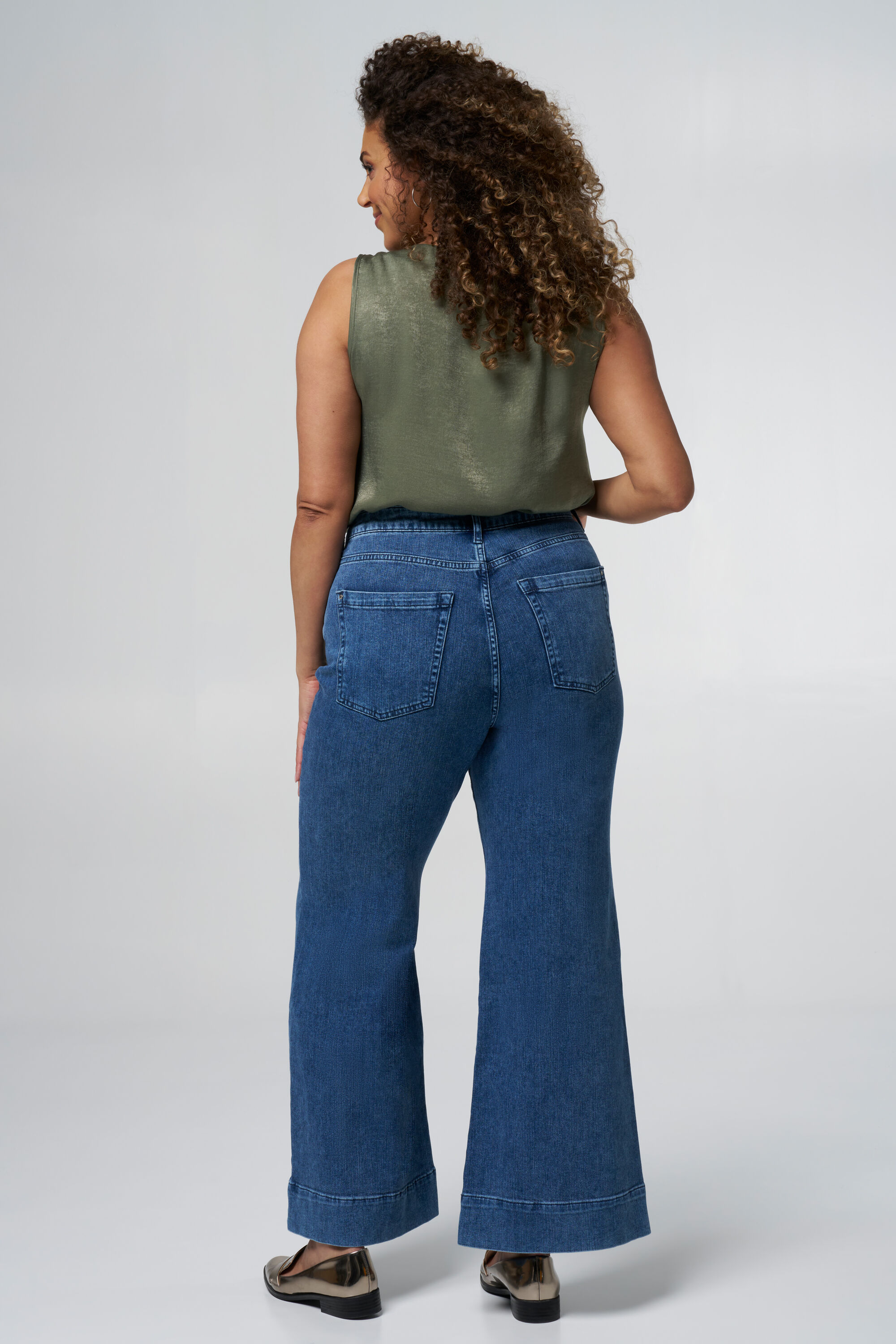 Vaqueros acampanados con pespuntes decorativos image number 3