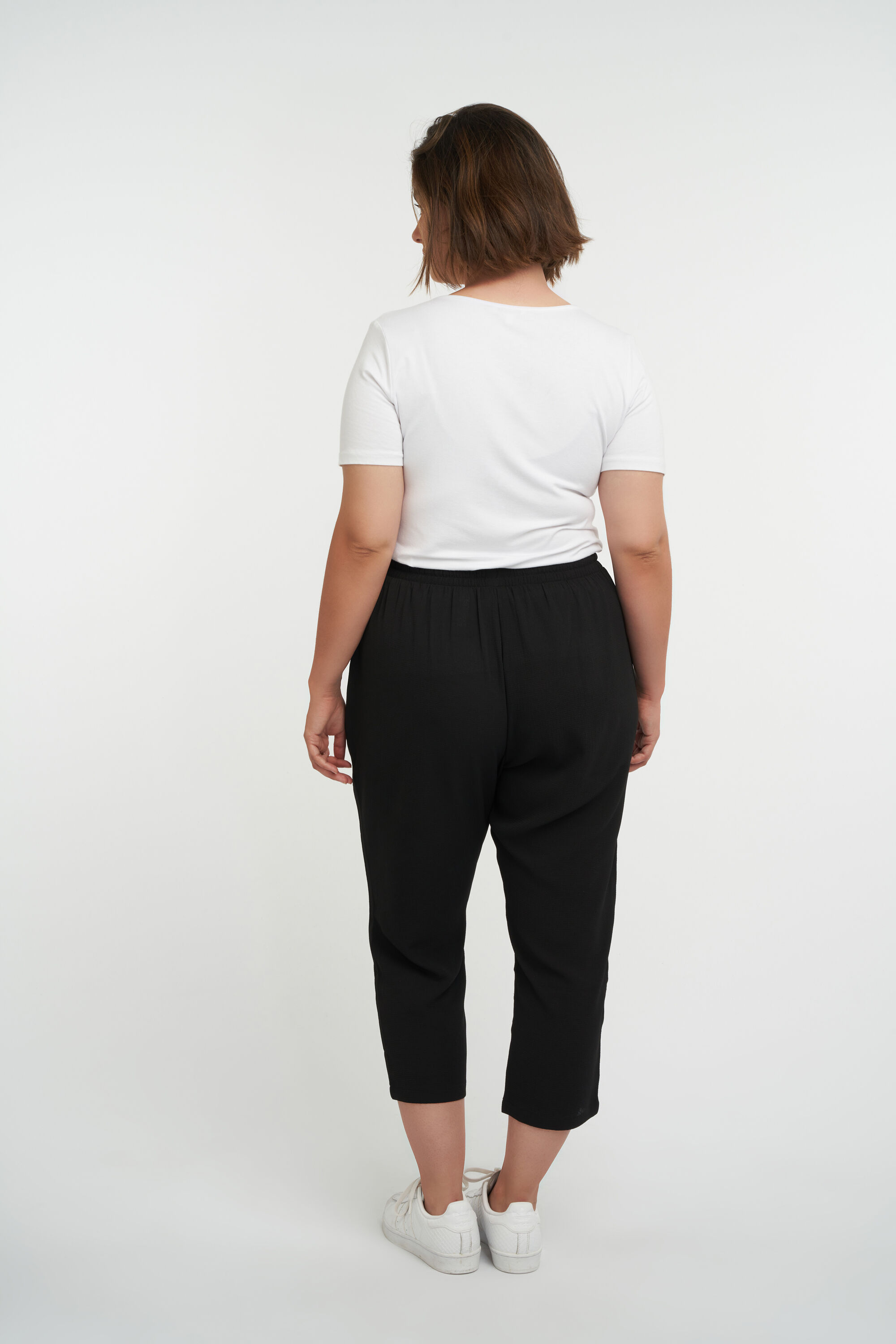 Pantalones de corte holgado image number 3