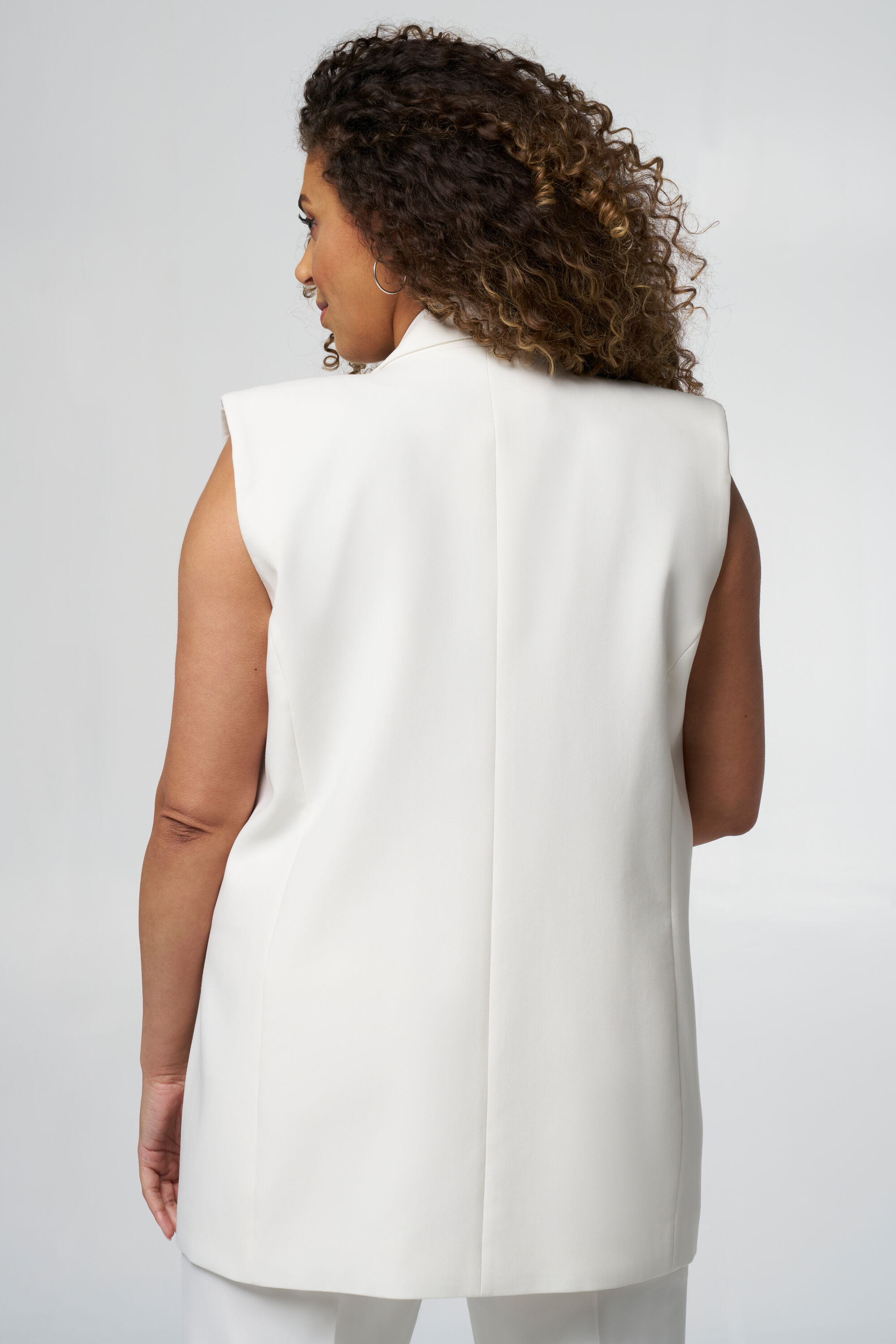 Chaleco atemporal con cierre de botones image number 3