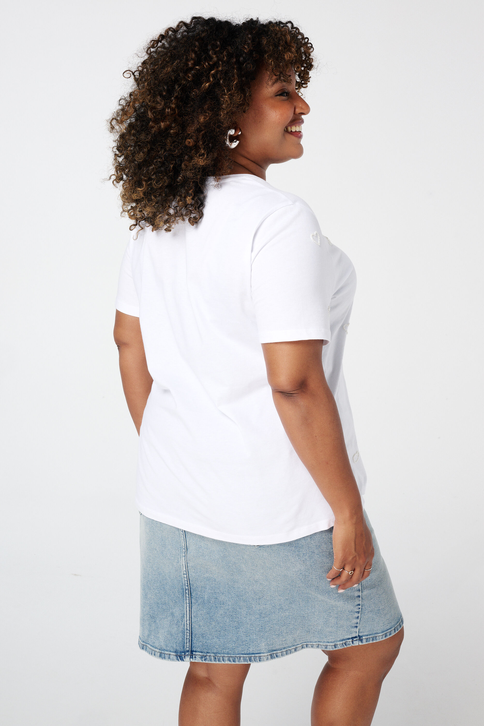 Camiseta con corazones image number 3