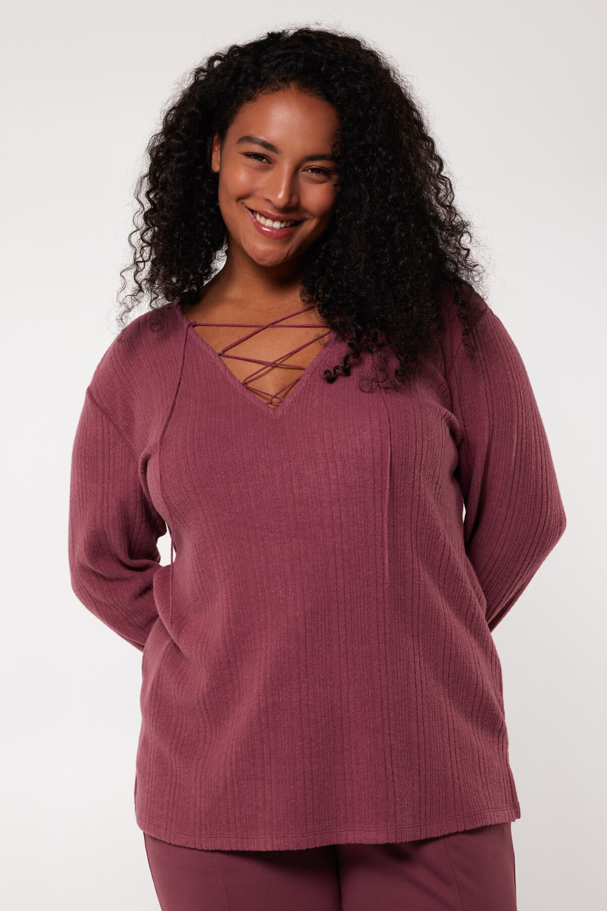 Top de corte recto con escote en V  image number 5