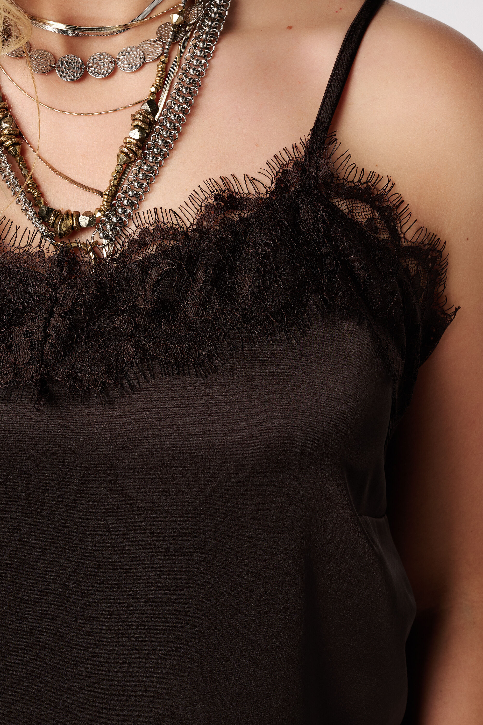 Blusa espagueti con encaje image number 6