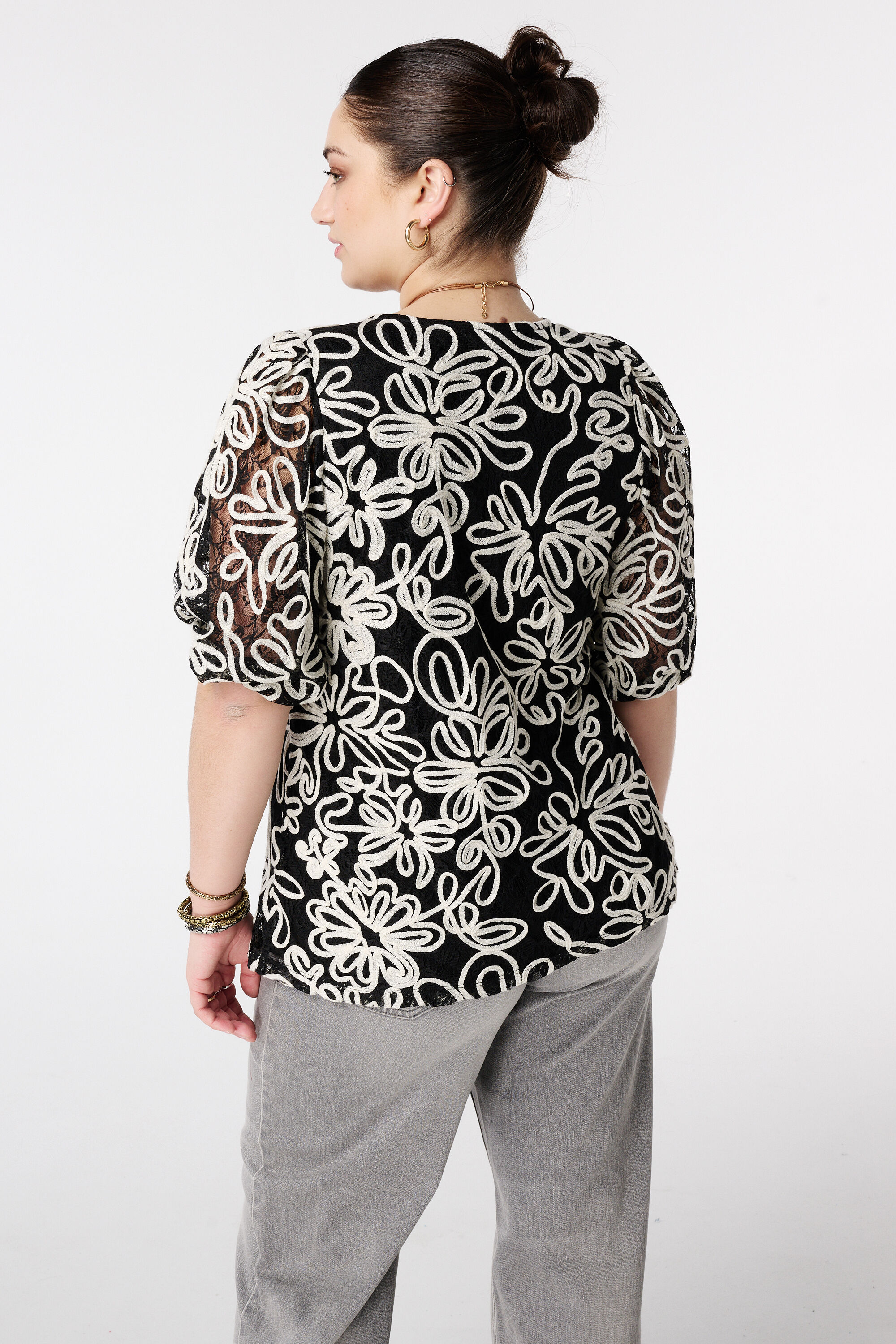 Top bordado con mangas de malla image number 3