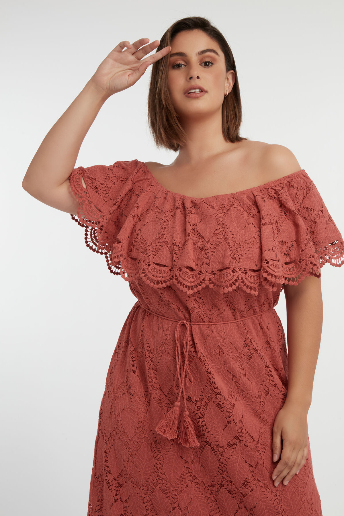 Vestido de encaje con hombros descubiertos image number 6