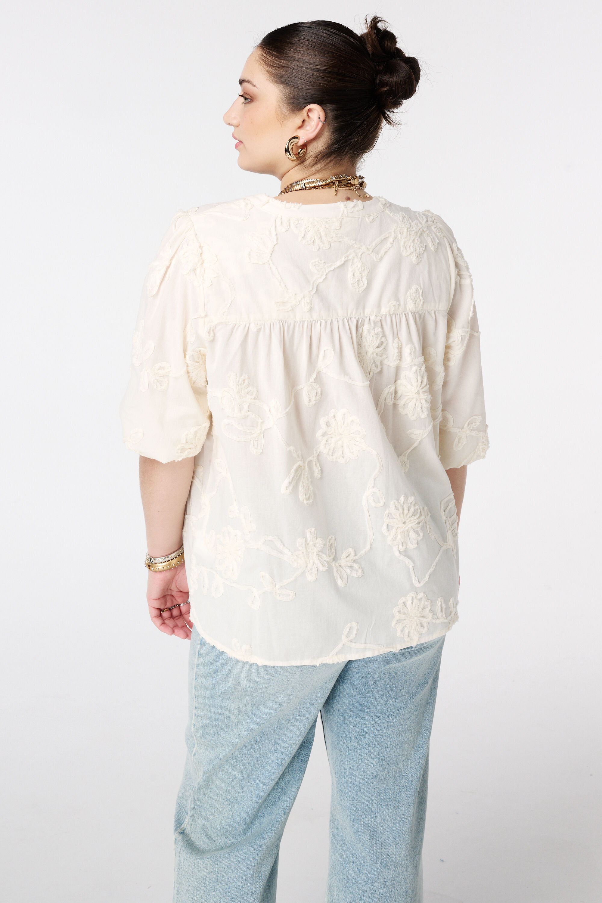 Blusa con flores bordadas image number 3