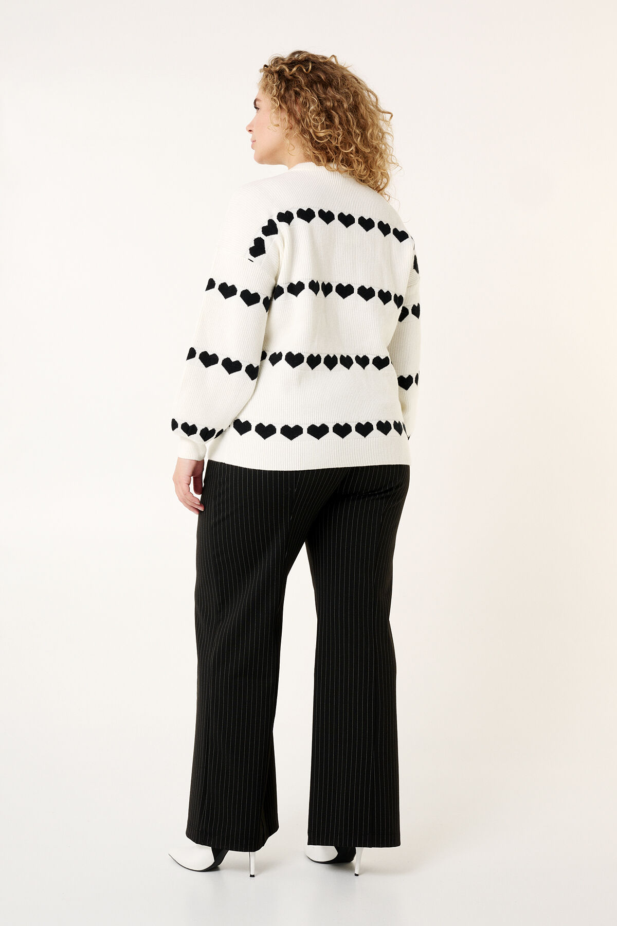 Su&eacute;ter de punto decorado con corazones image number 3
