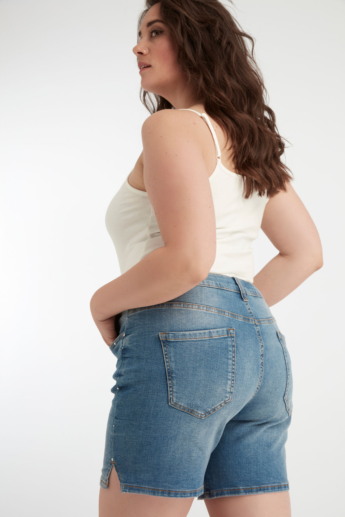 Shorts con tachuelas image number 6