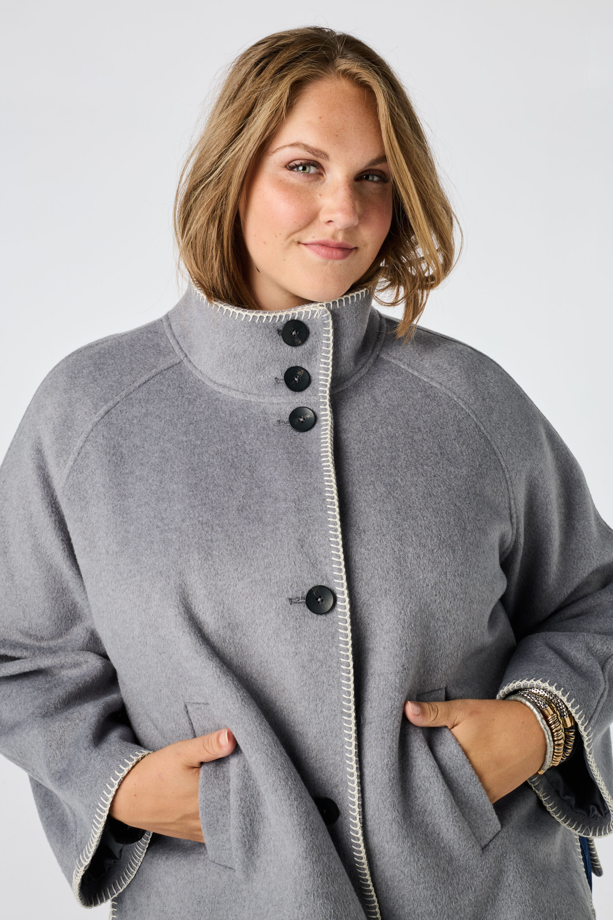 Chaqueta con cuello alto image number 4