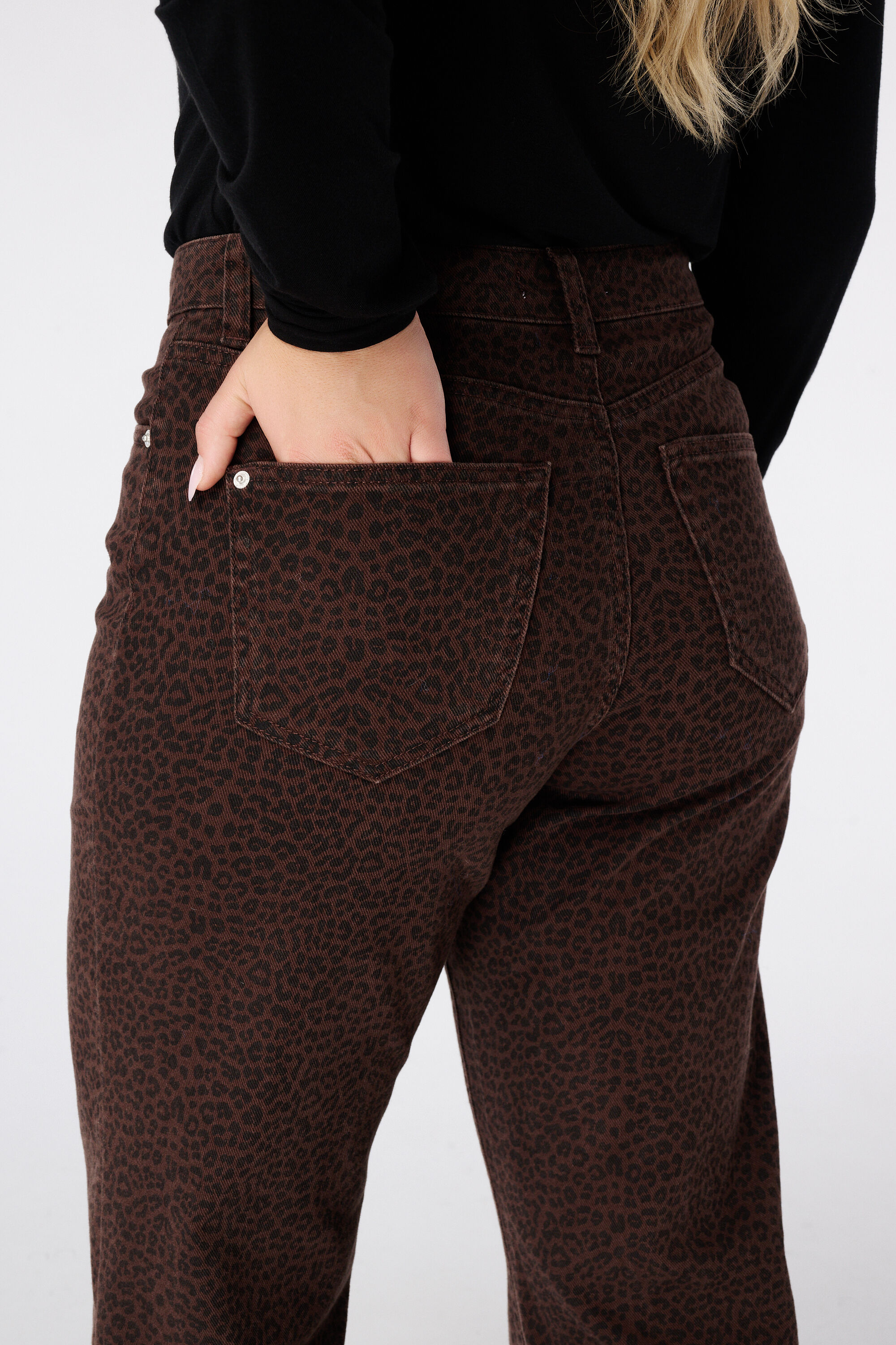 Vaqueros wide leg con estampado de leopardo image number 4