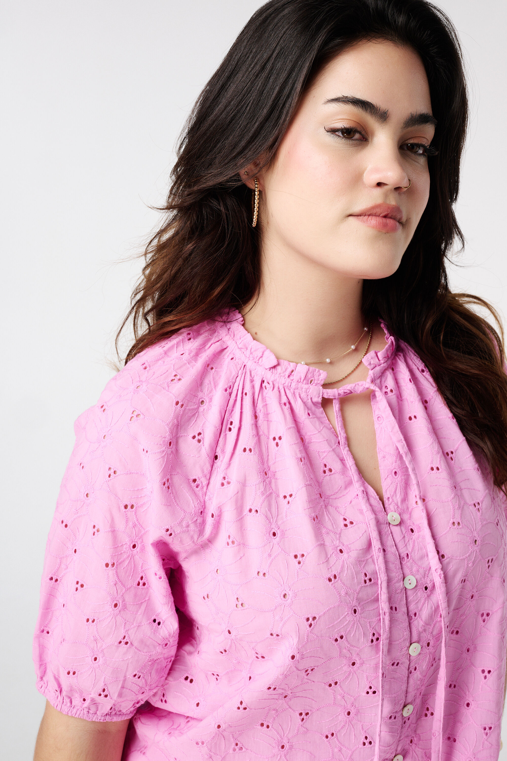 Blusa bordada con manga abullonada image number 4