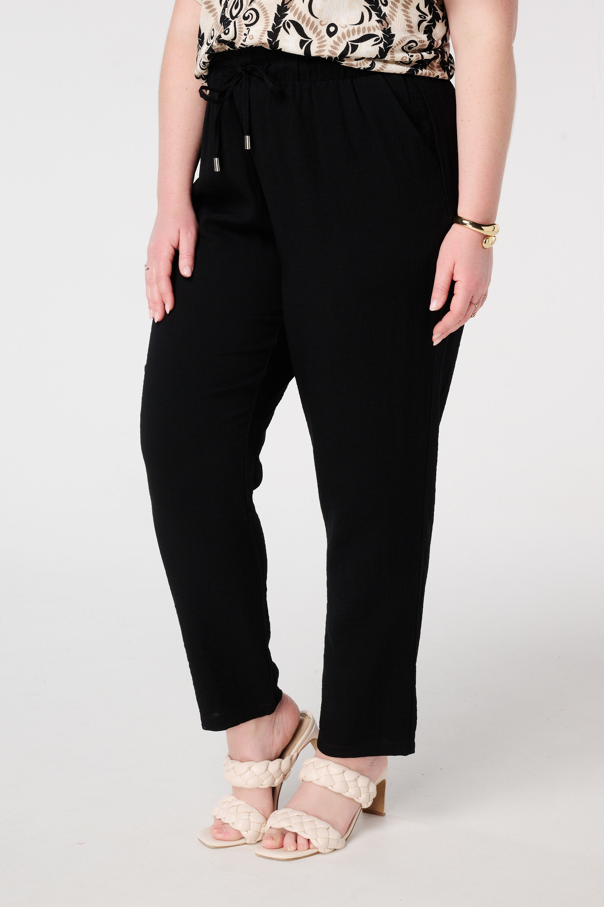 Pantalones c&oacute;modos con cord&oacute;n image number 5