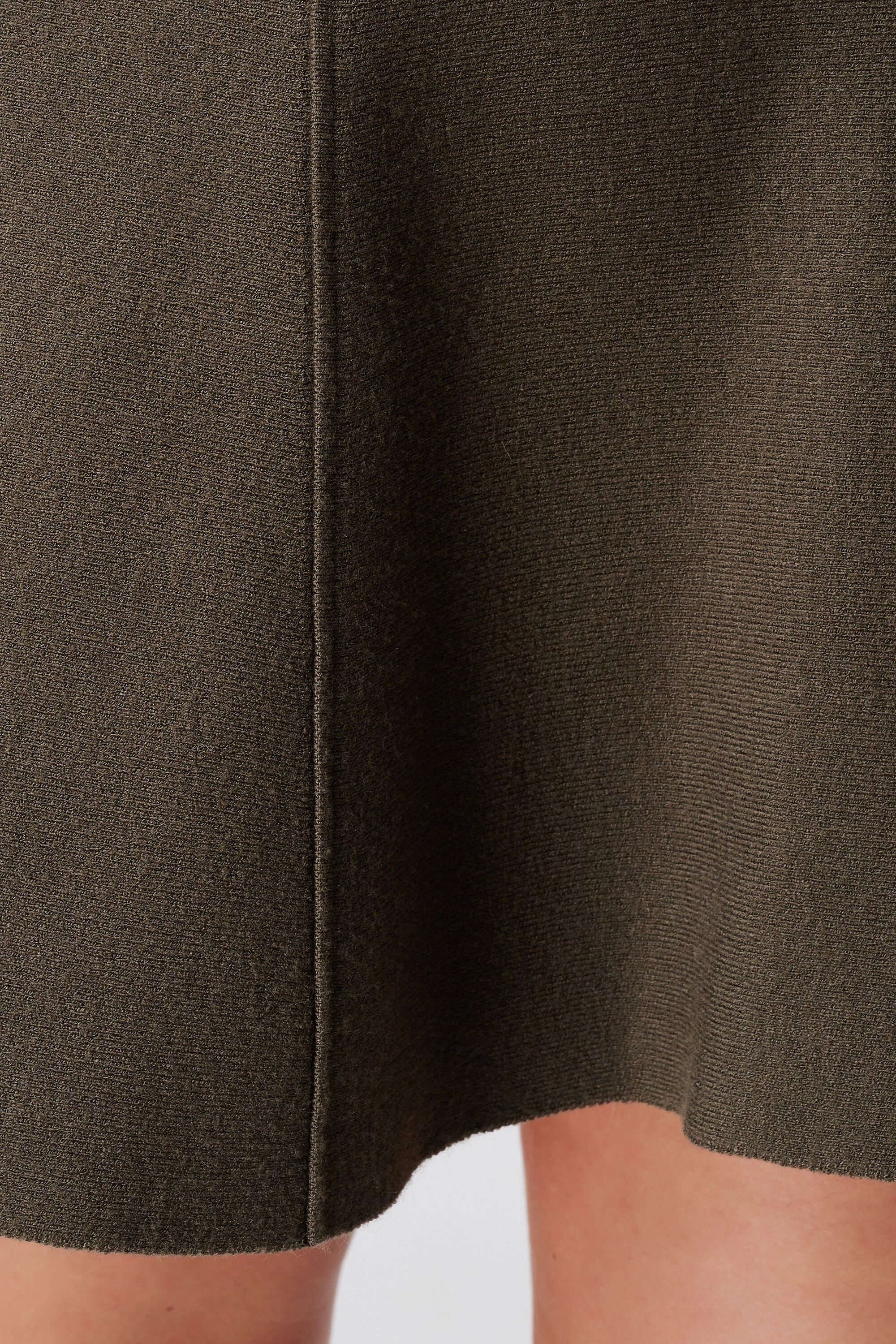 Falda evas&eacute; con costuras decorativas image number 4