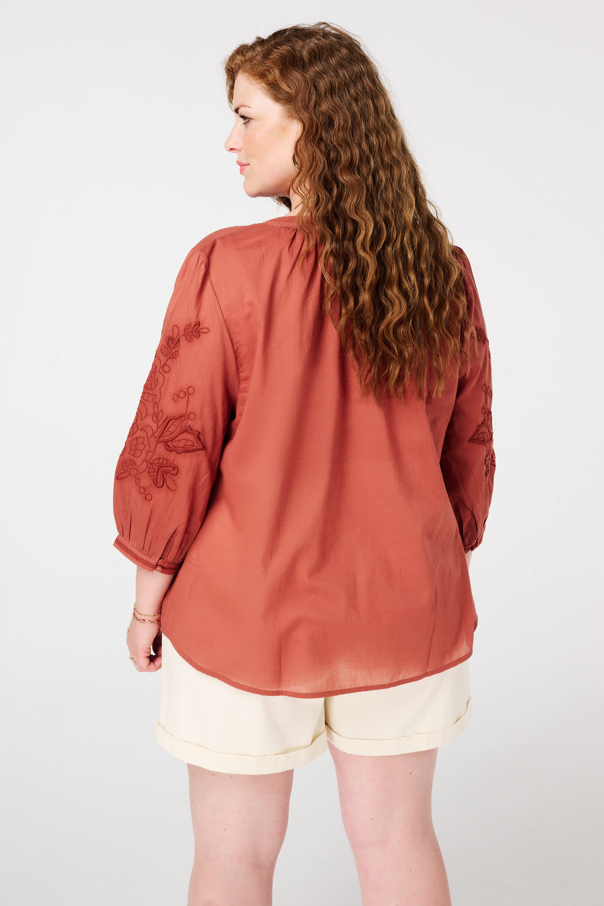 Blusa con bordado image number 3