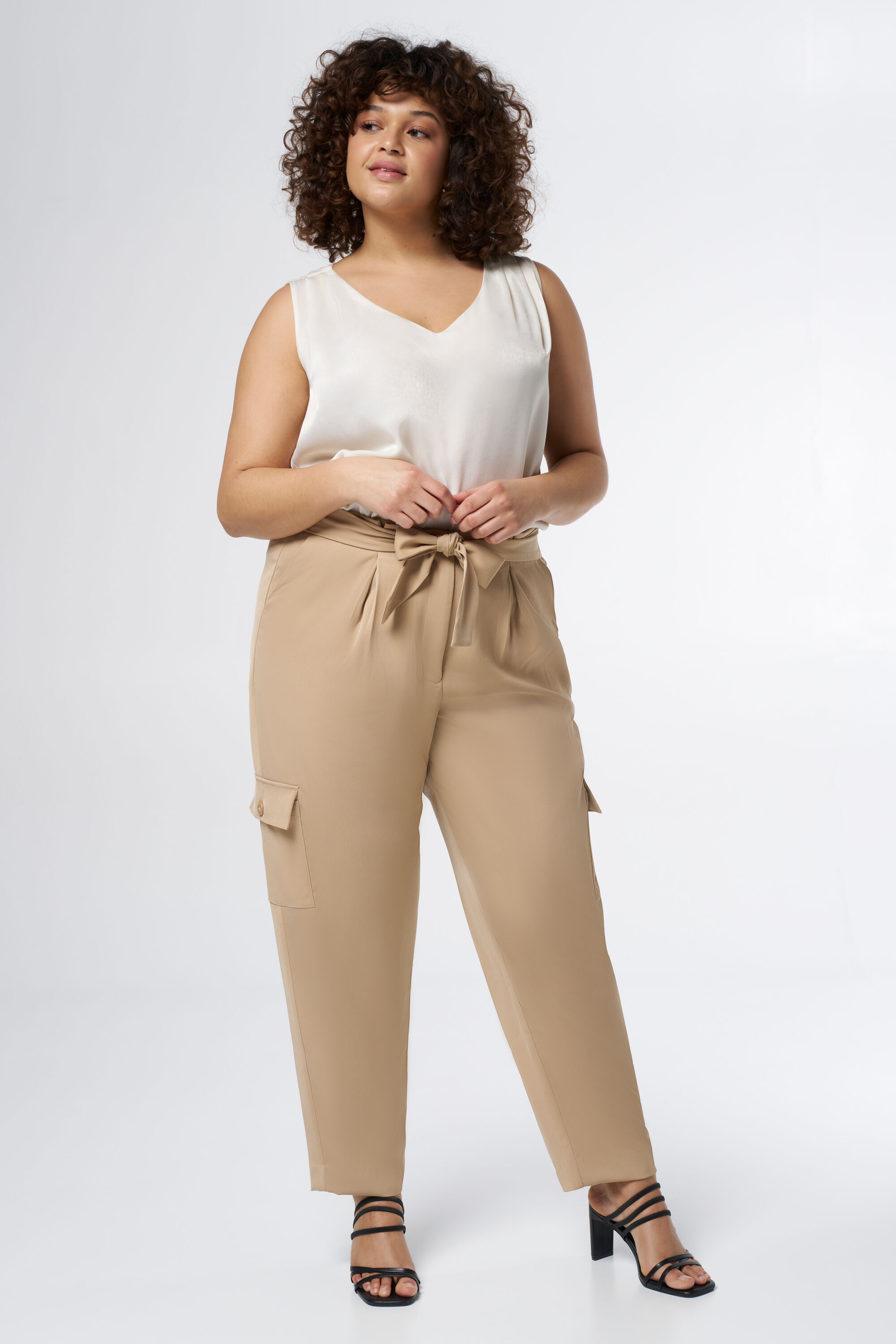 Pantalones holgados con bolsillos image number 6