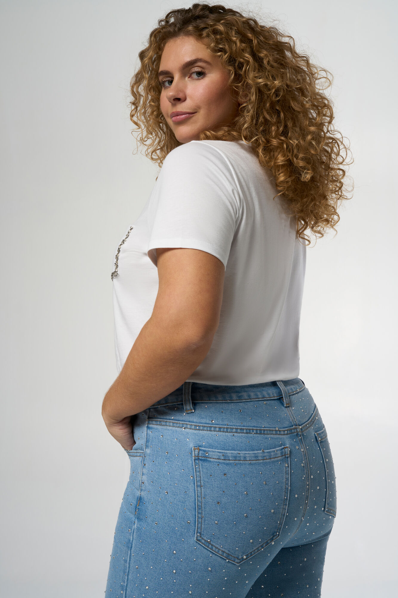 Jeans rectos con piedras image number 4