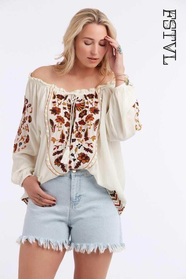 Shorts desteñidos con el dobladillo deshilachado image number 0