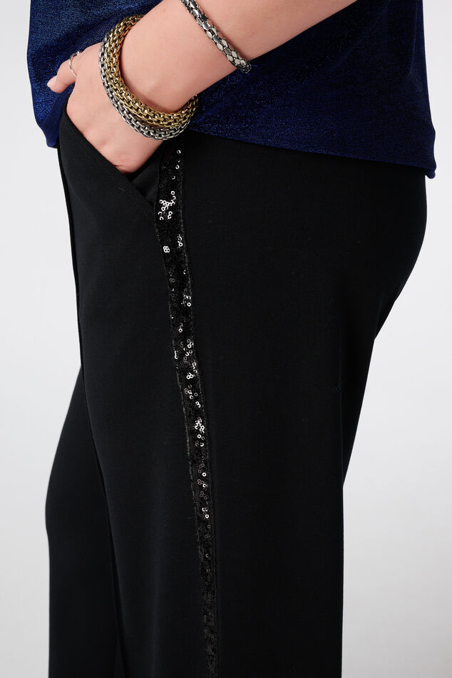 Pantalón ancho con elasticidad y raya lateral image number 4