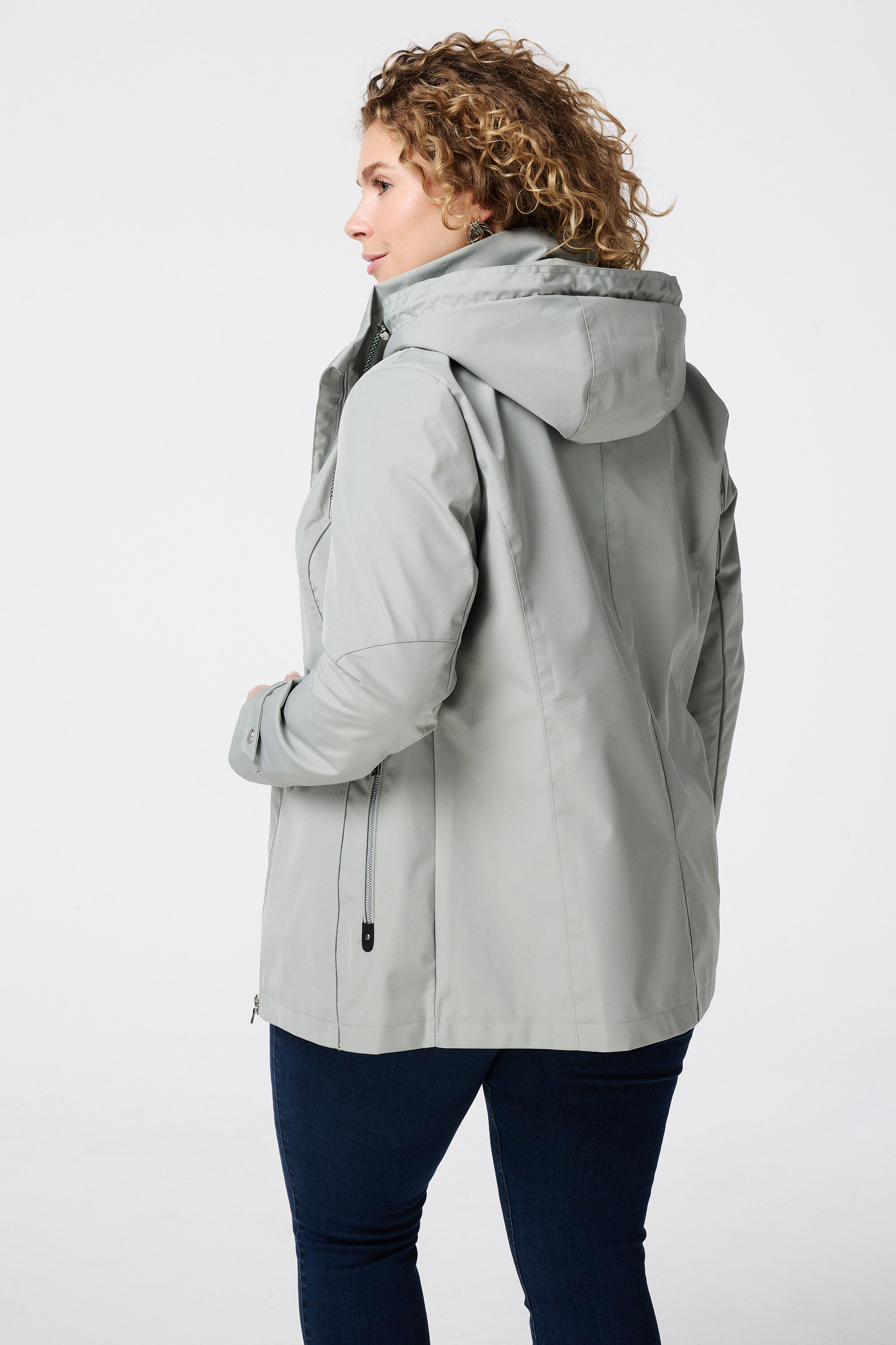 Chubasquero con detalles plateados image number 3