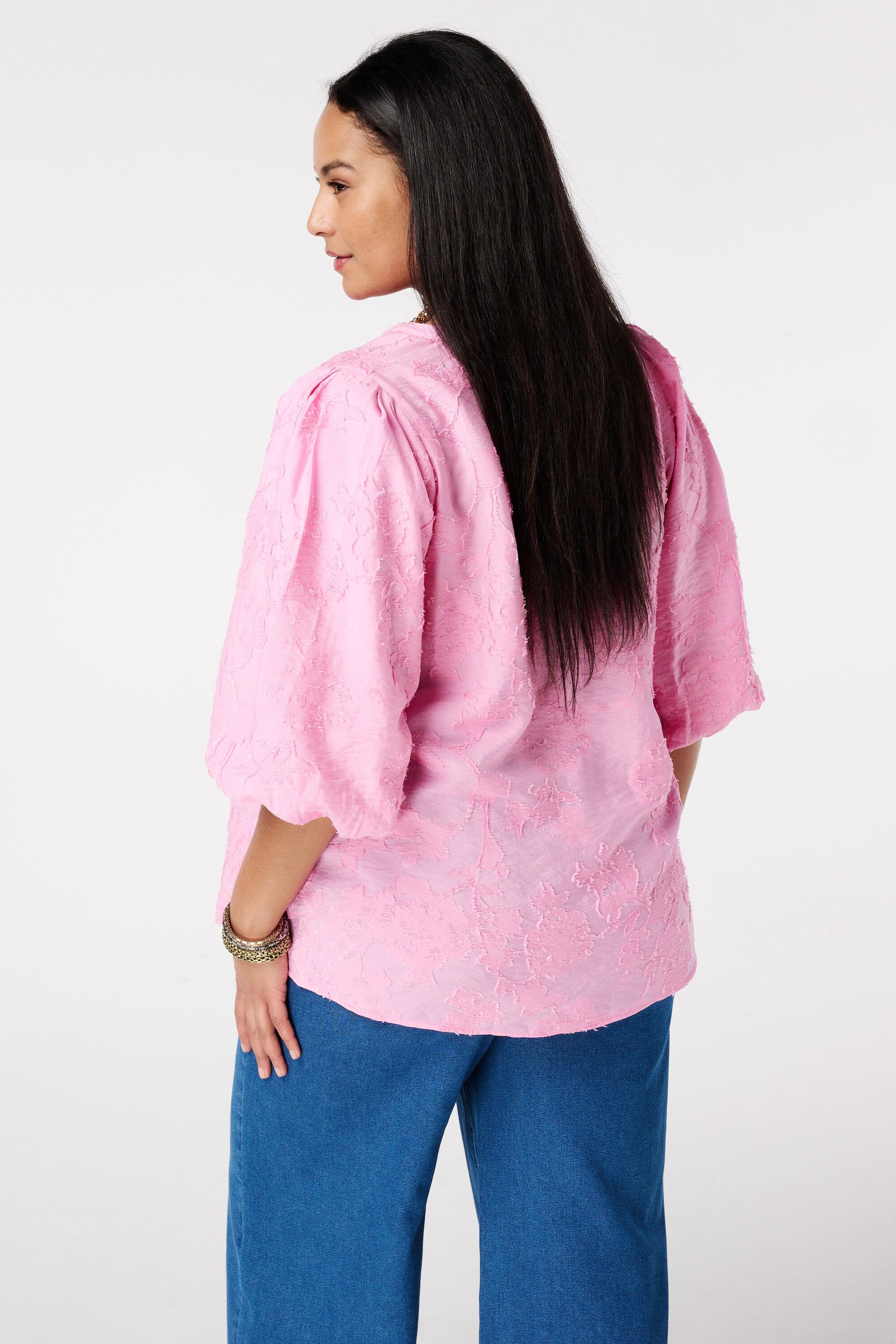 Blusa bordada con mangas abullonadas image number 3