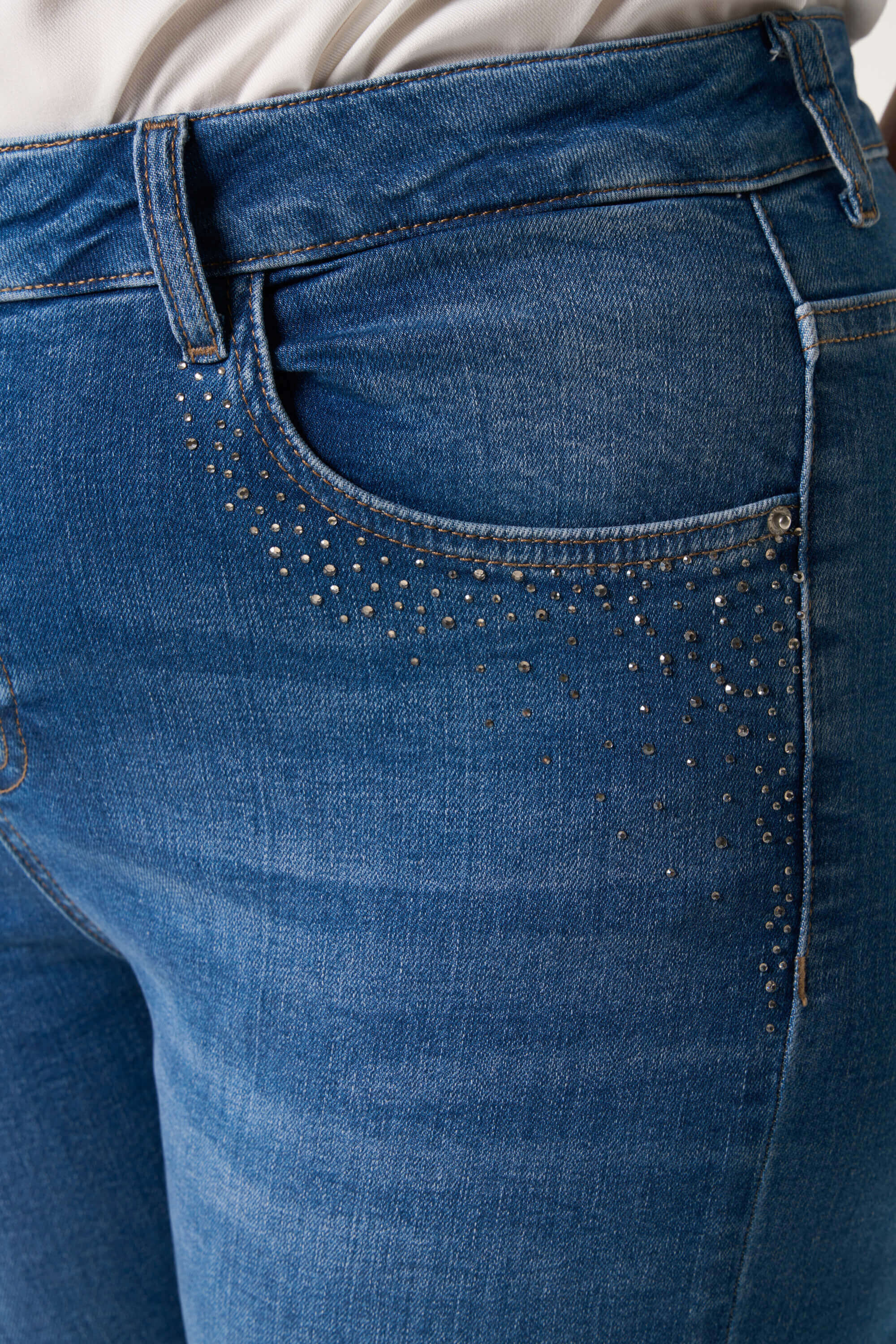 Pantalones capri con brillantes image number 4