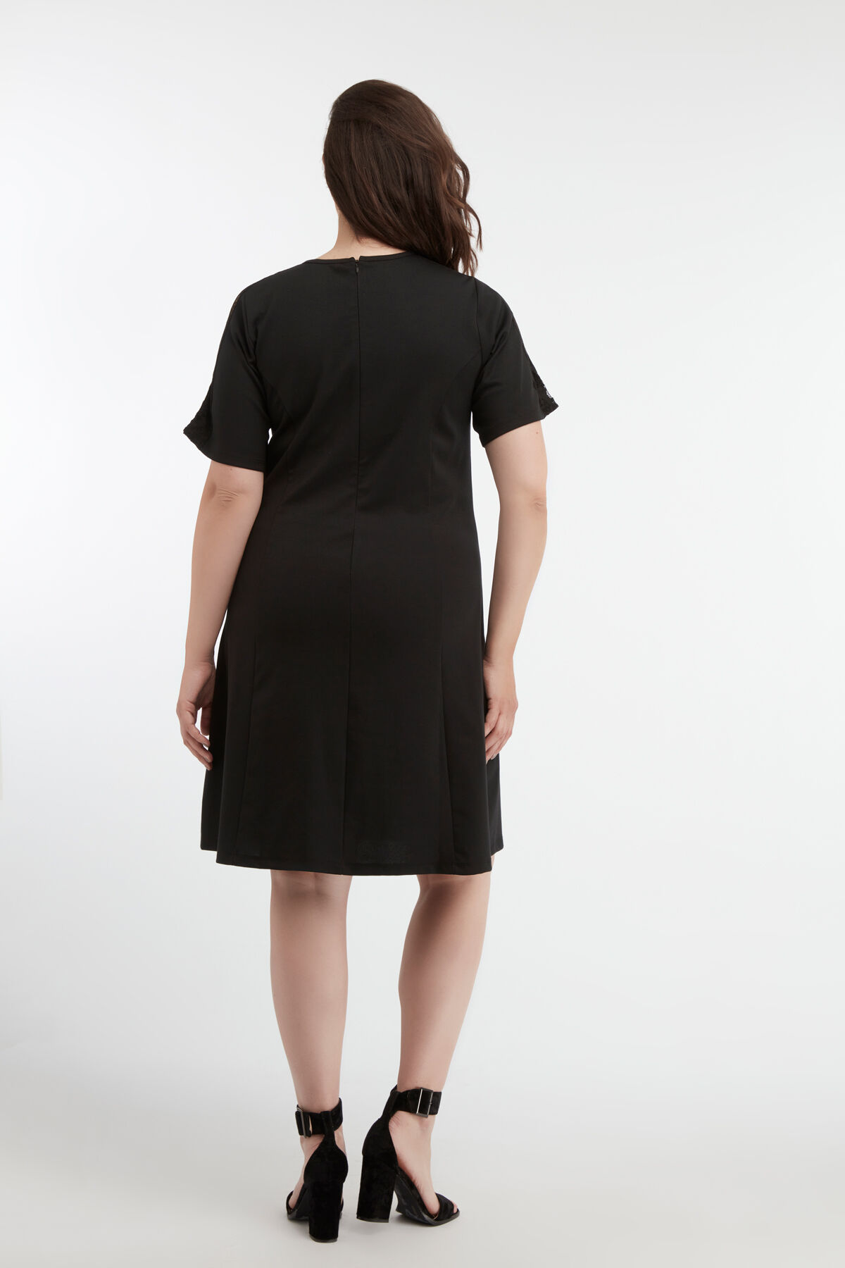 Vestido con cuello de encaje    image number 3