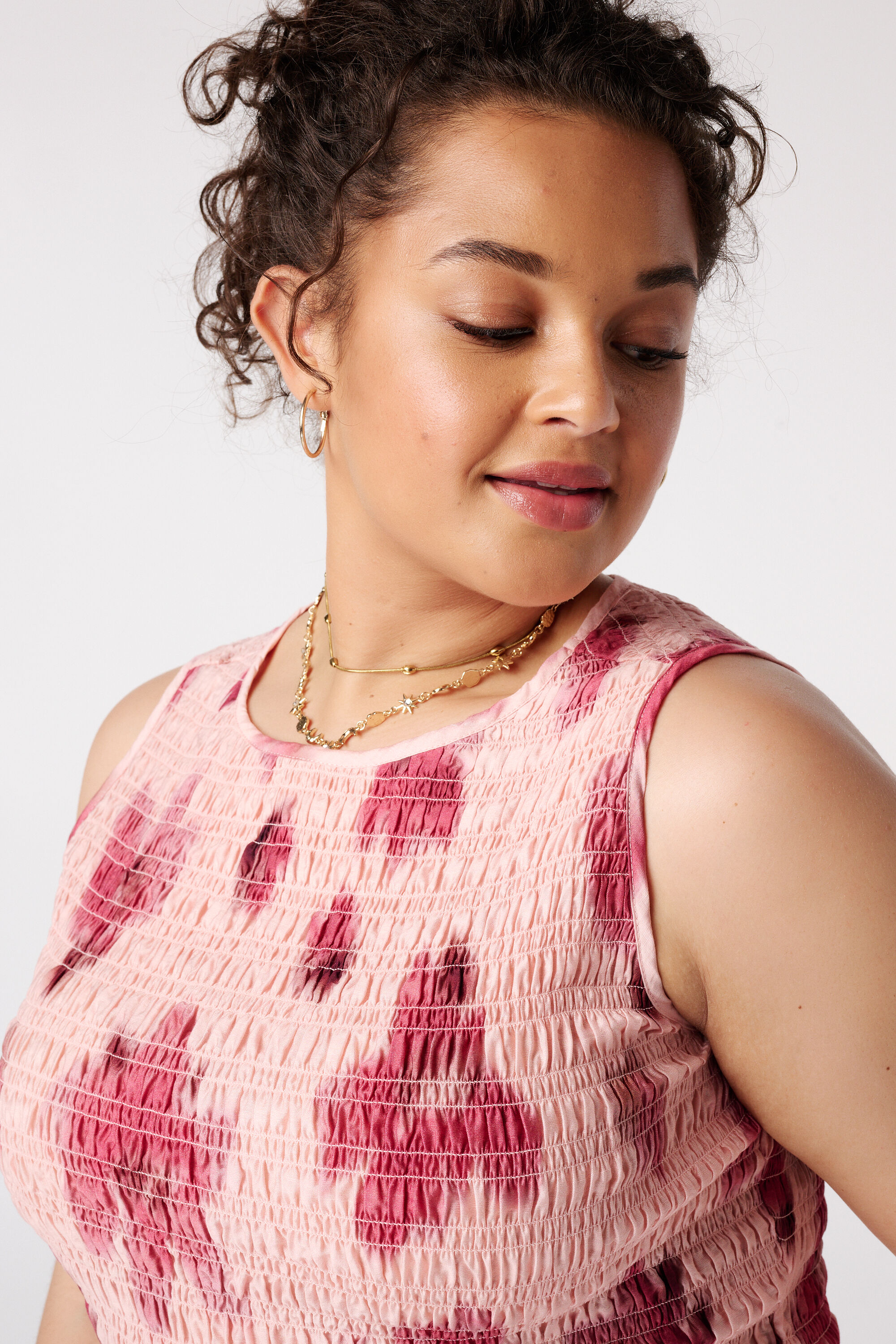 Blusa fruncida con estampado de lunares image number 4
