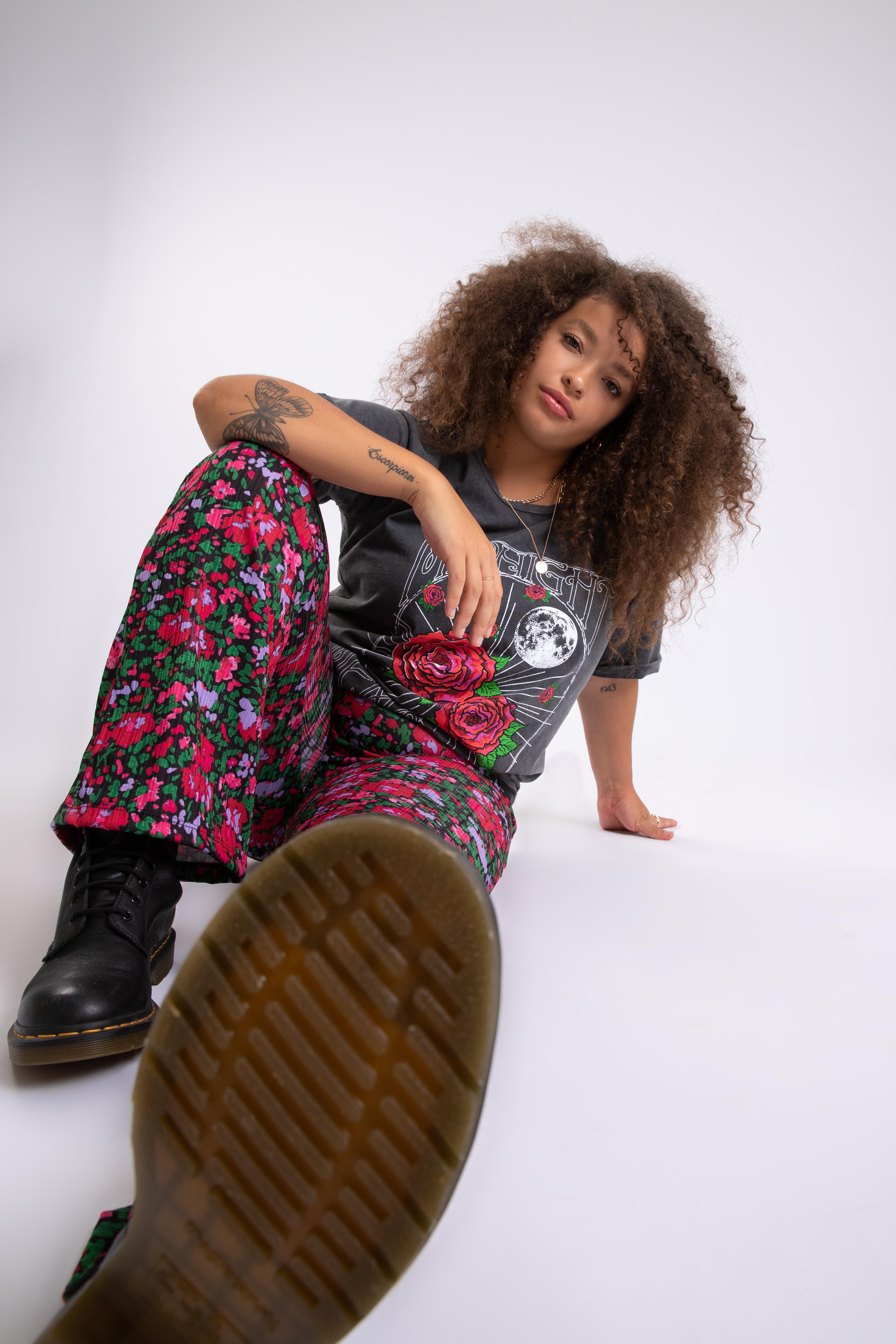 Legging acampanado con estampado  image number 6