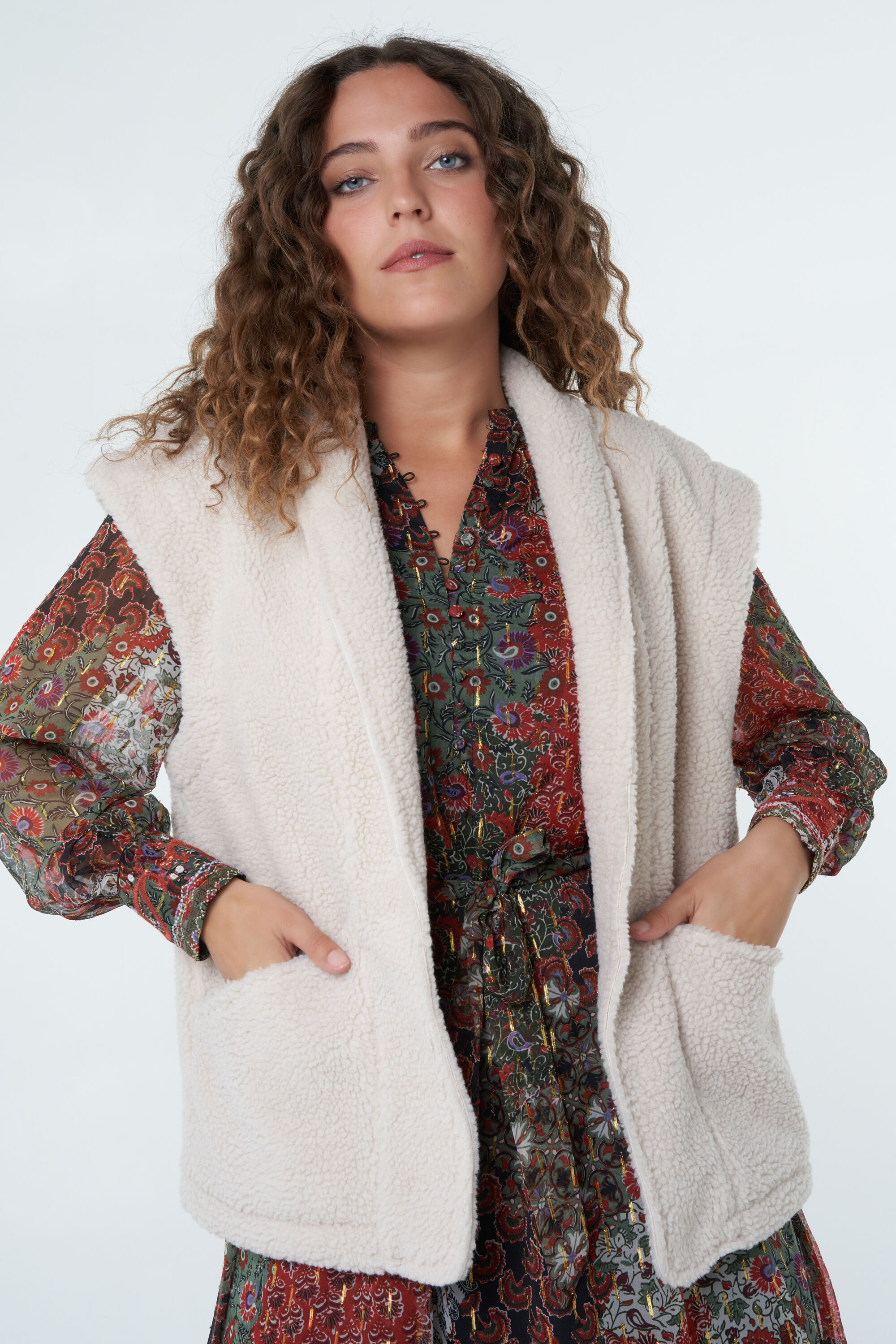 Chaleco con tejido de peluche image number 7