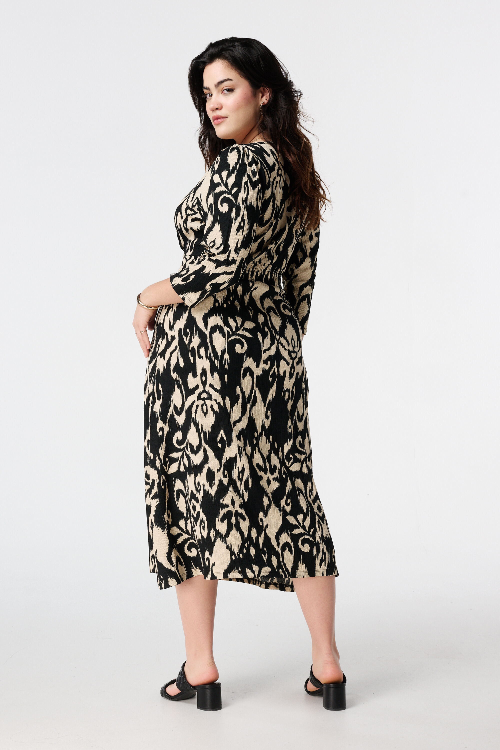 Vestido midi con estructura y estampado image number 3