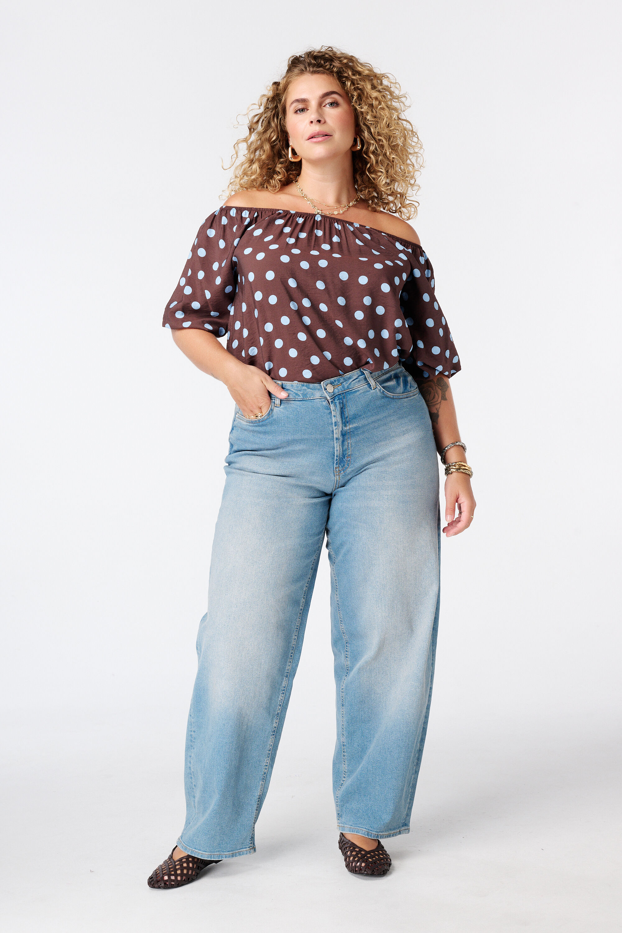 Blusa con hombros al descubierto y estampado de lunares image number 3