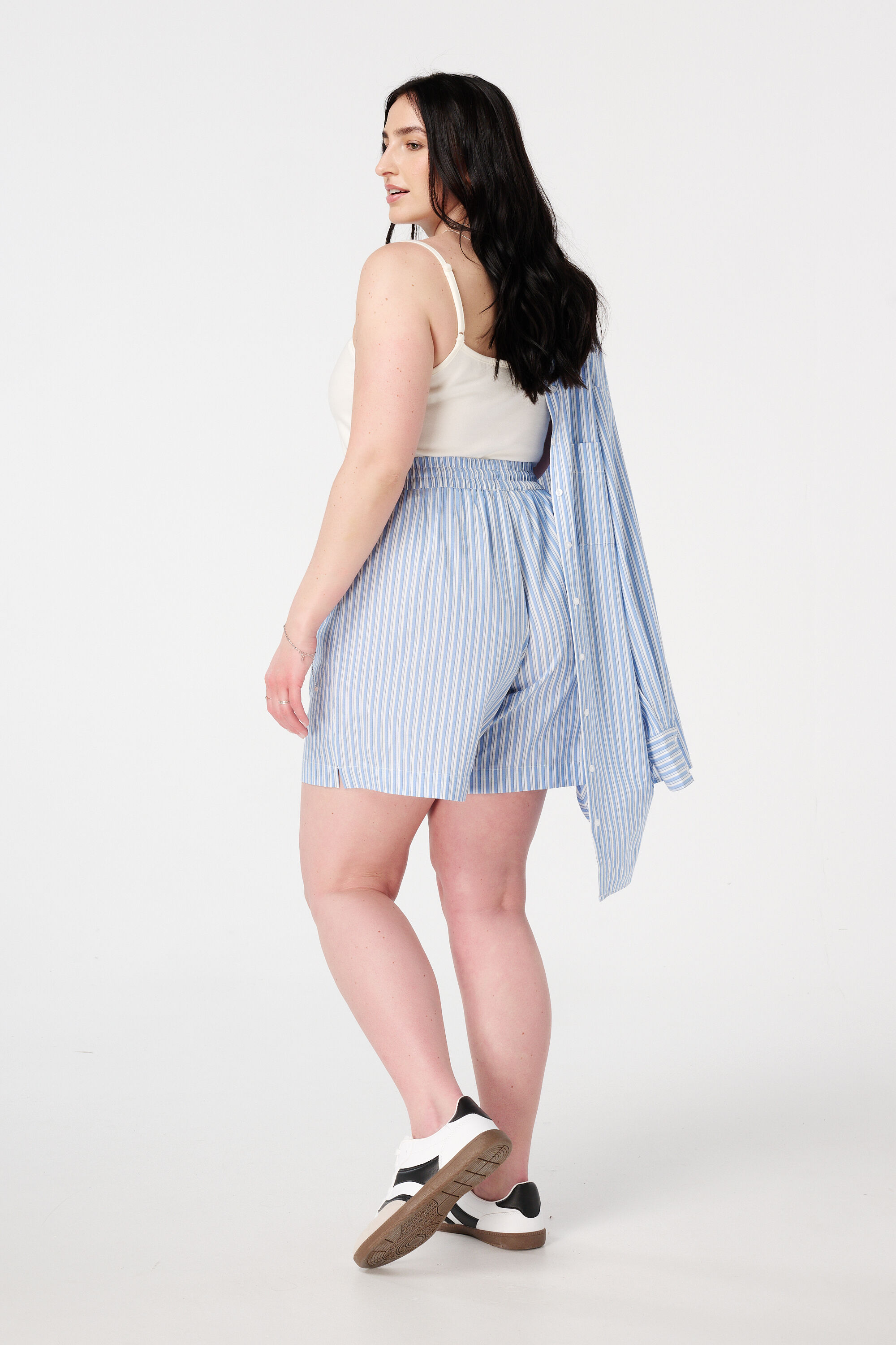 Pantalones cortos a rayas con cintura el&aacute;stica image number 3