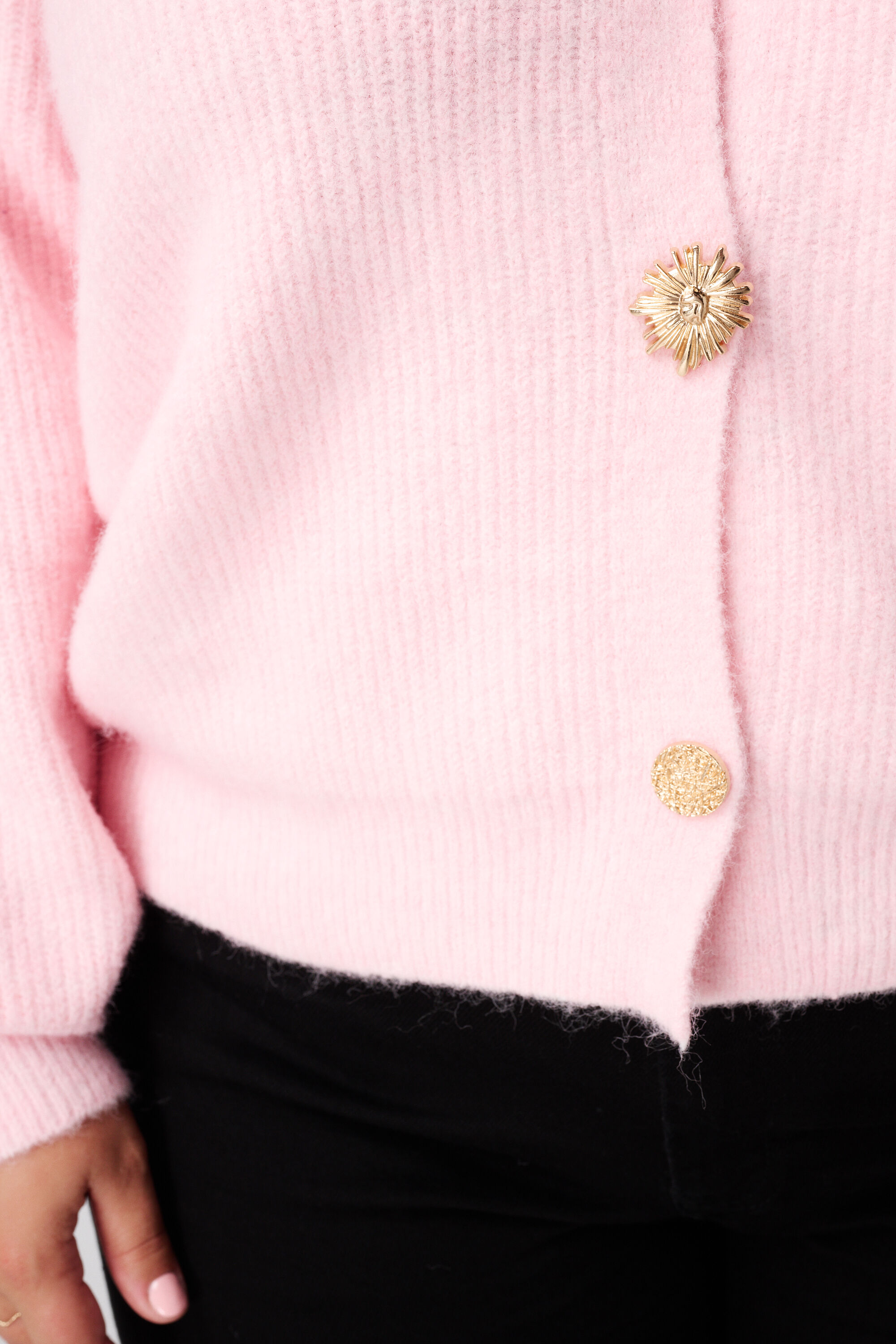 C&aacute;rdigan con botones dorados image number 6