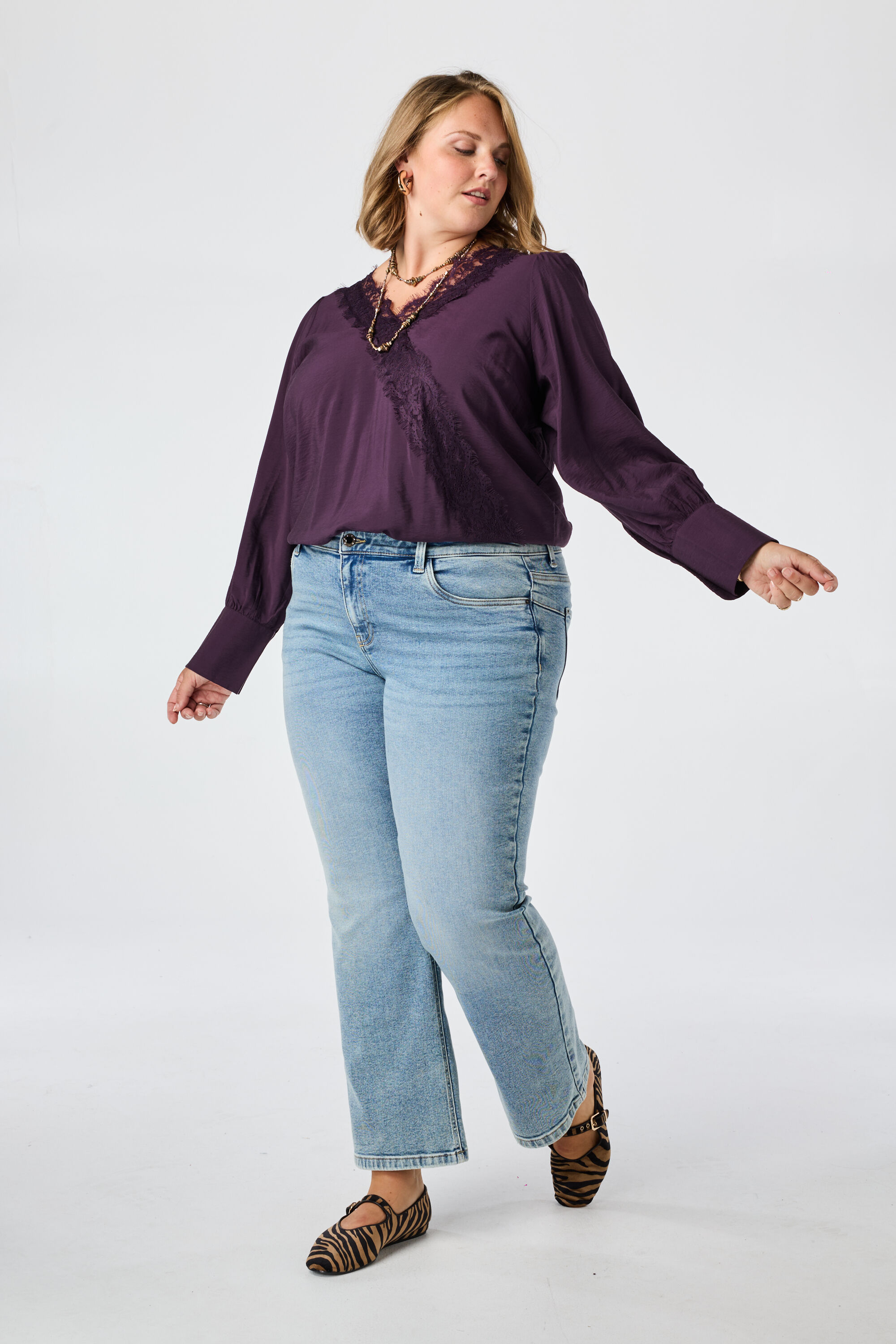Blusa con detalles de encaje image number 5