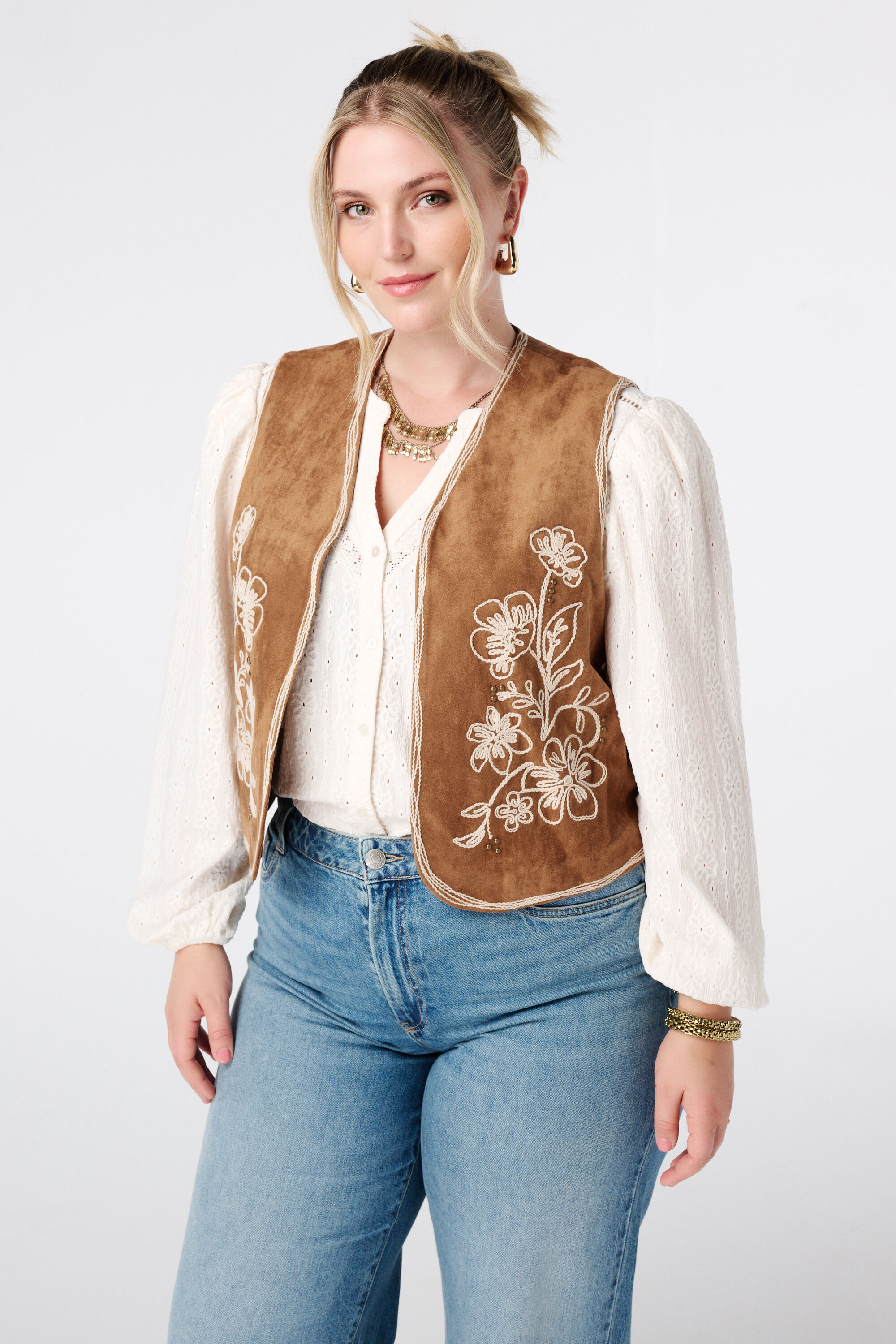 Chaleco de antelina con bordado