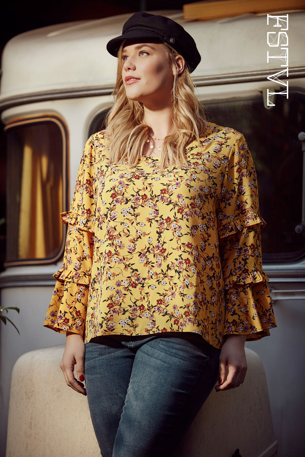 Blusa con mangas de volantes image number 0