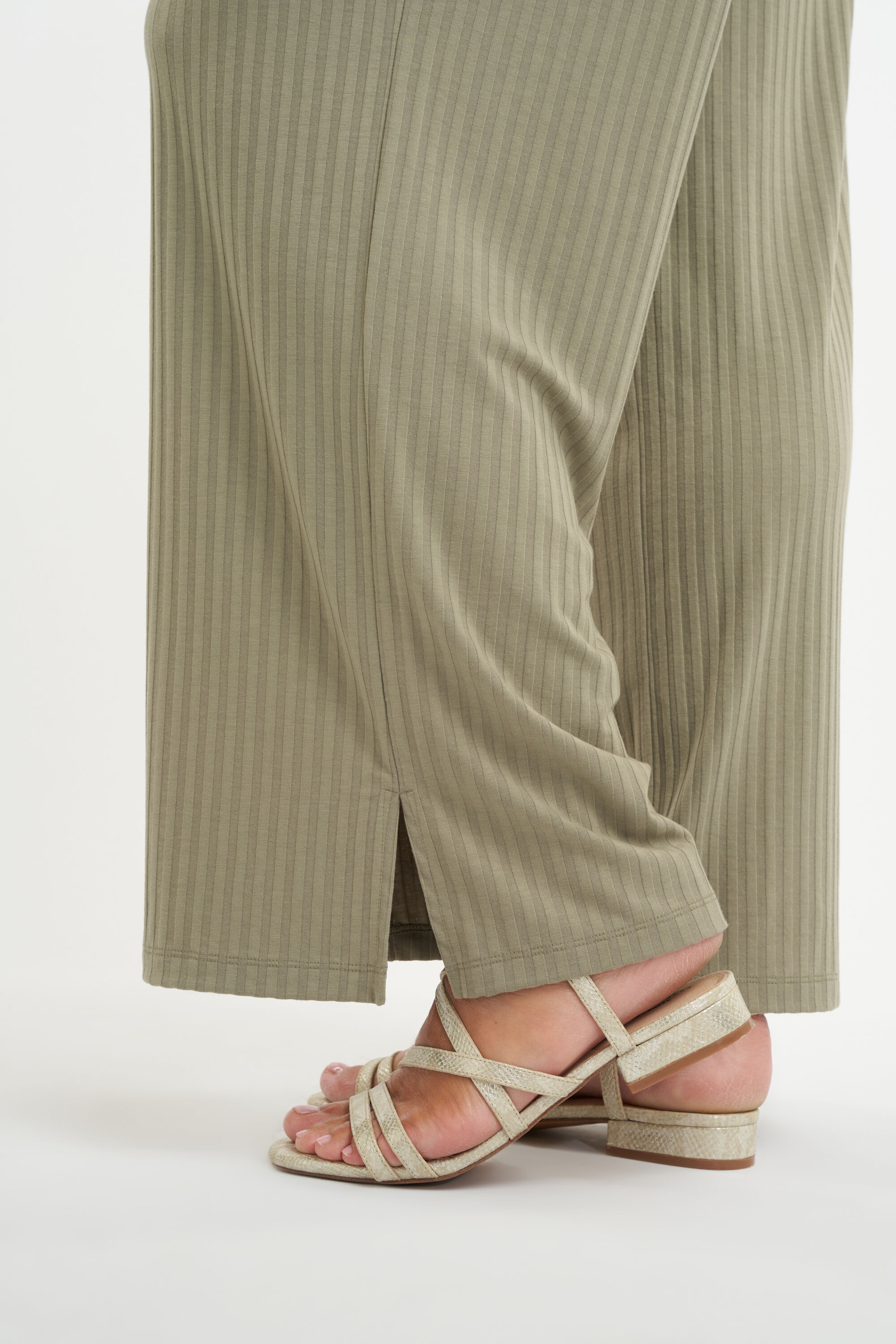 Pantalones acanalados image number 6