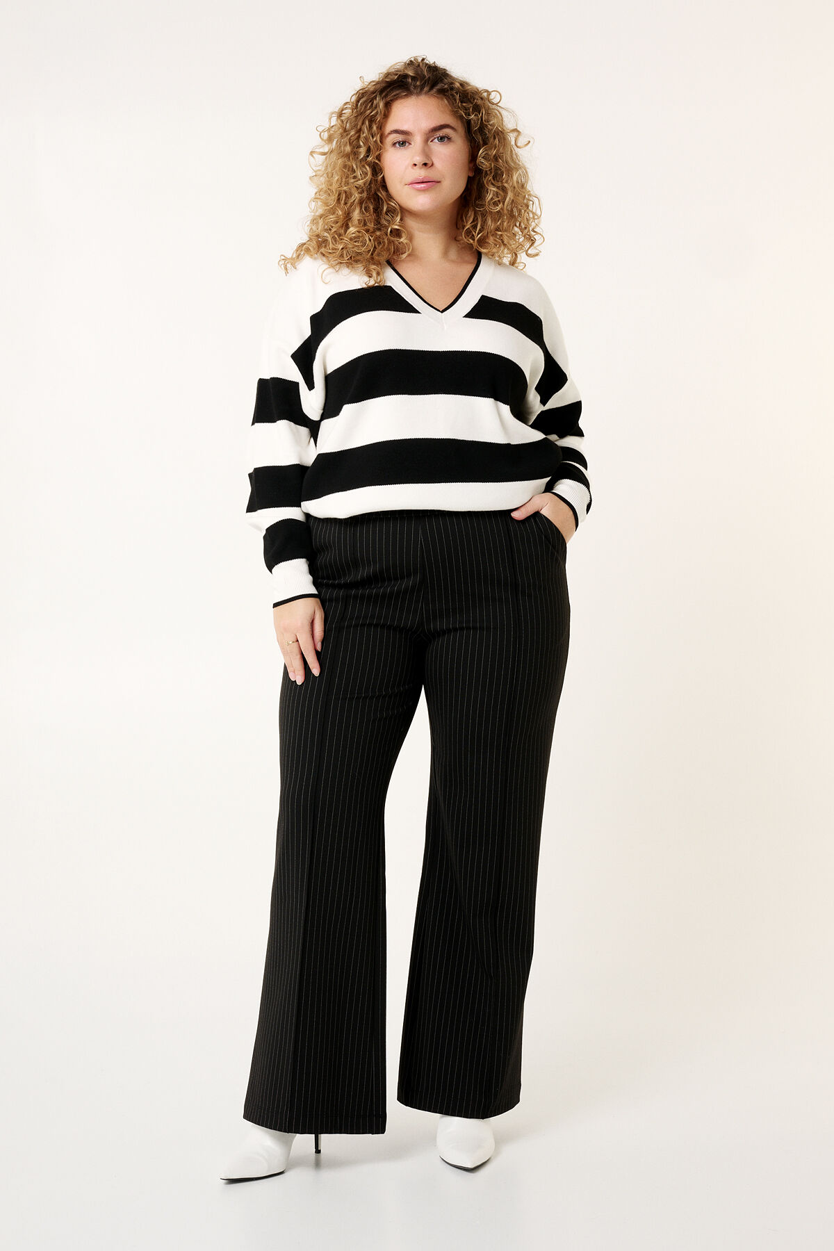 Pantal&oacute;n a rayas de tiza y pernera ancha image number 6