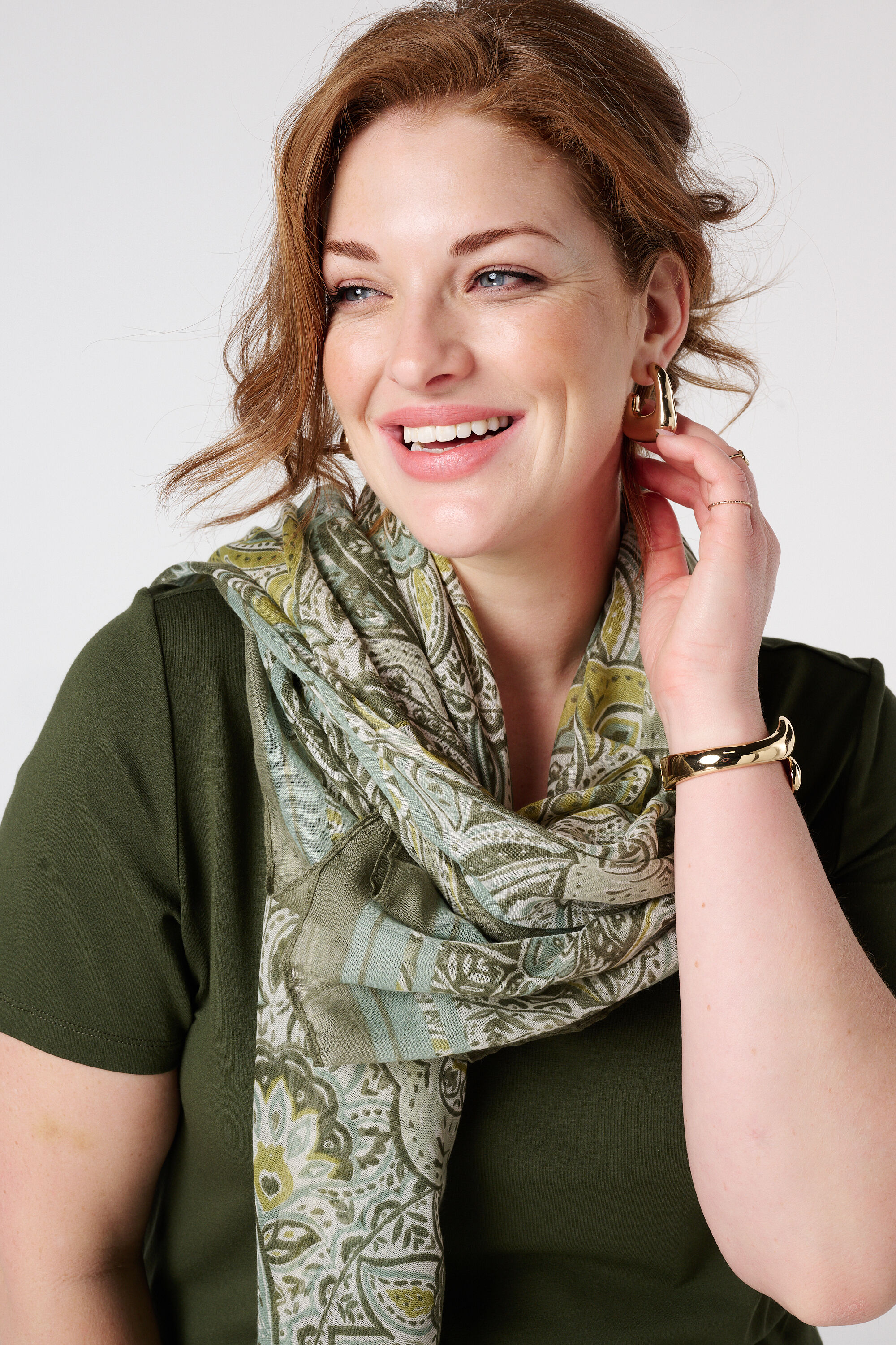 Fular con estampado paisley image number 2