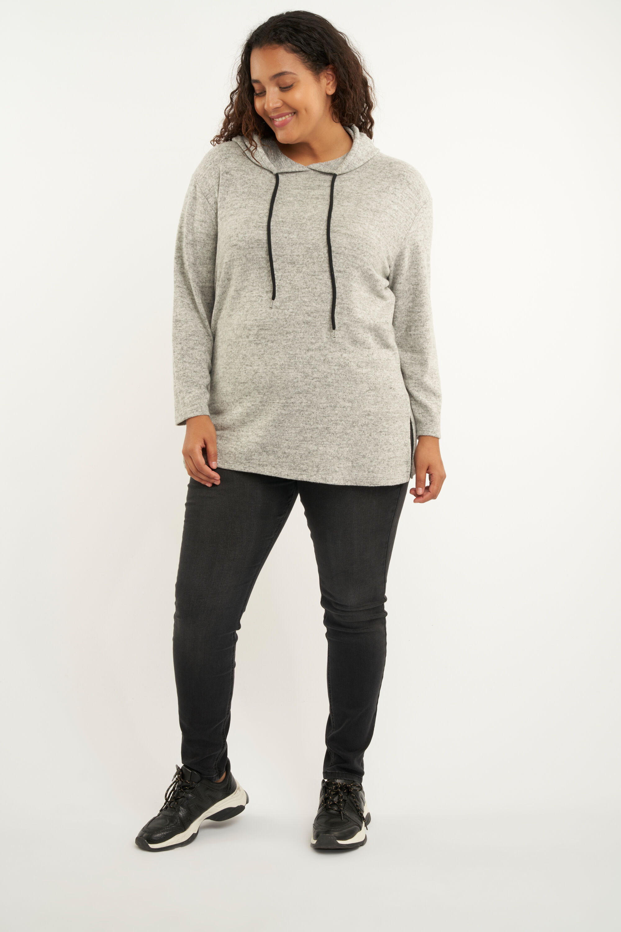 Su&eacute;ter con capucha  image number 5