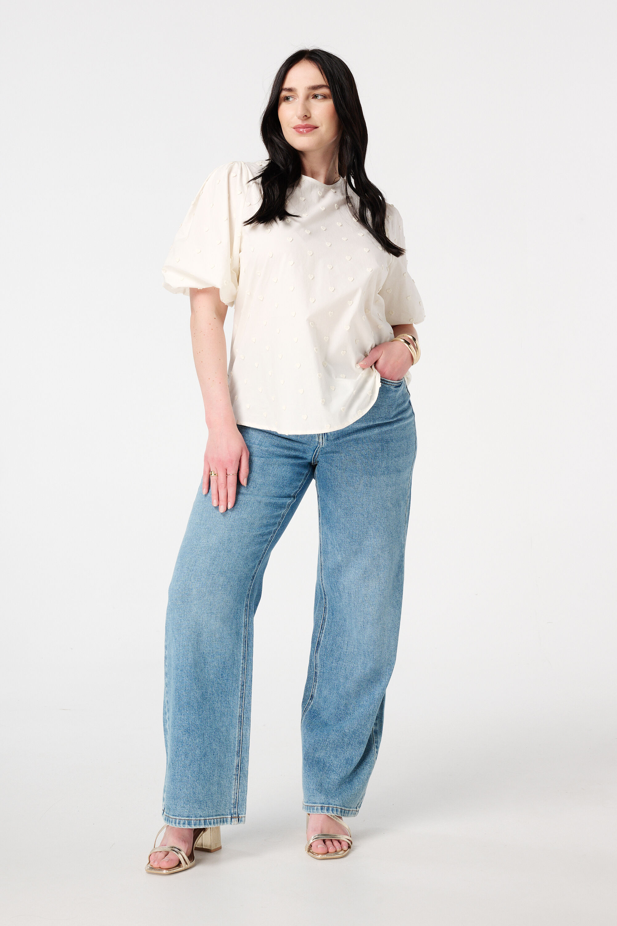 Blusa con corazones bordados y mangas tres cuartos image number 5