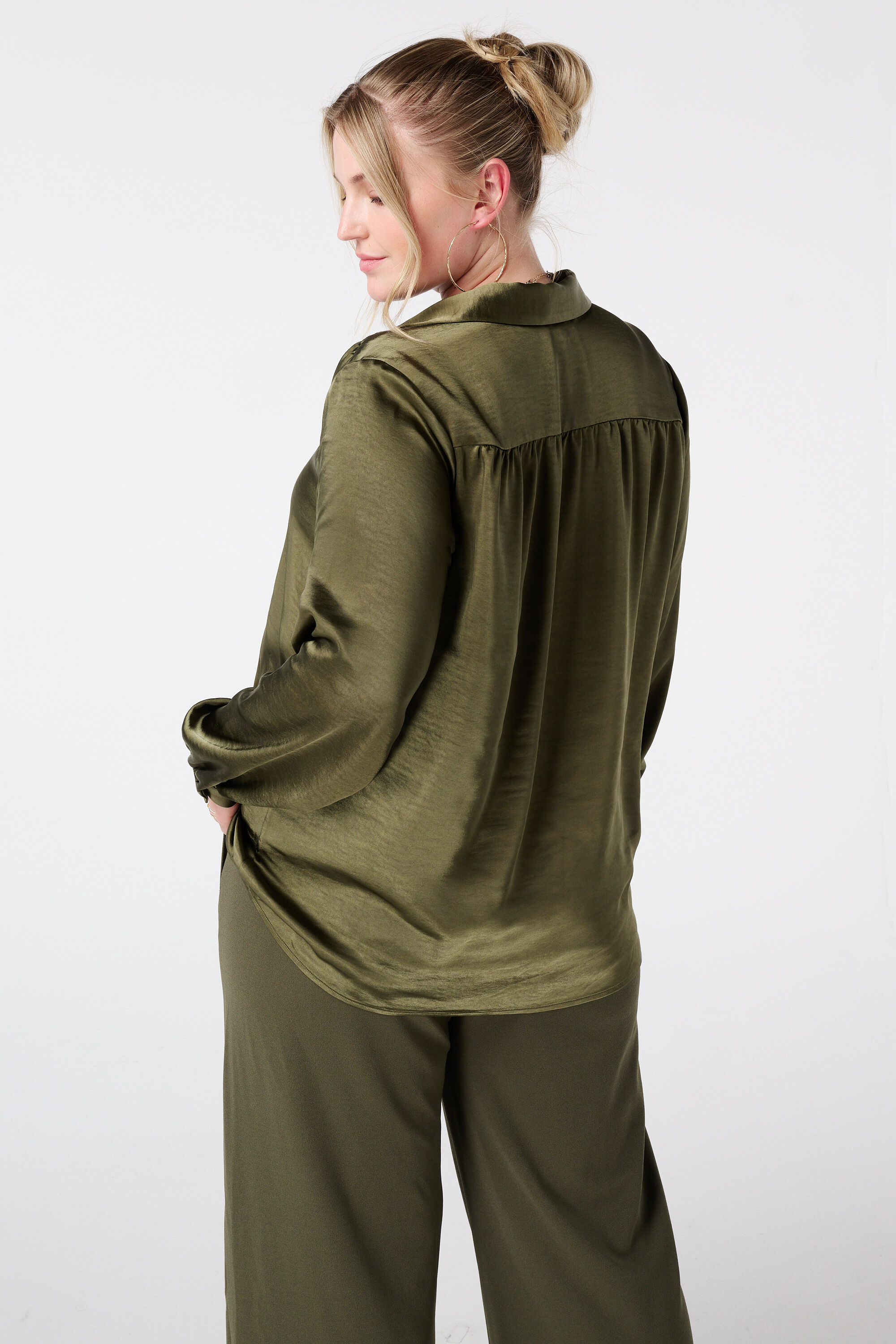 Blusa con aspecto satinado image number 3