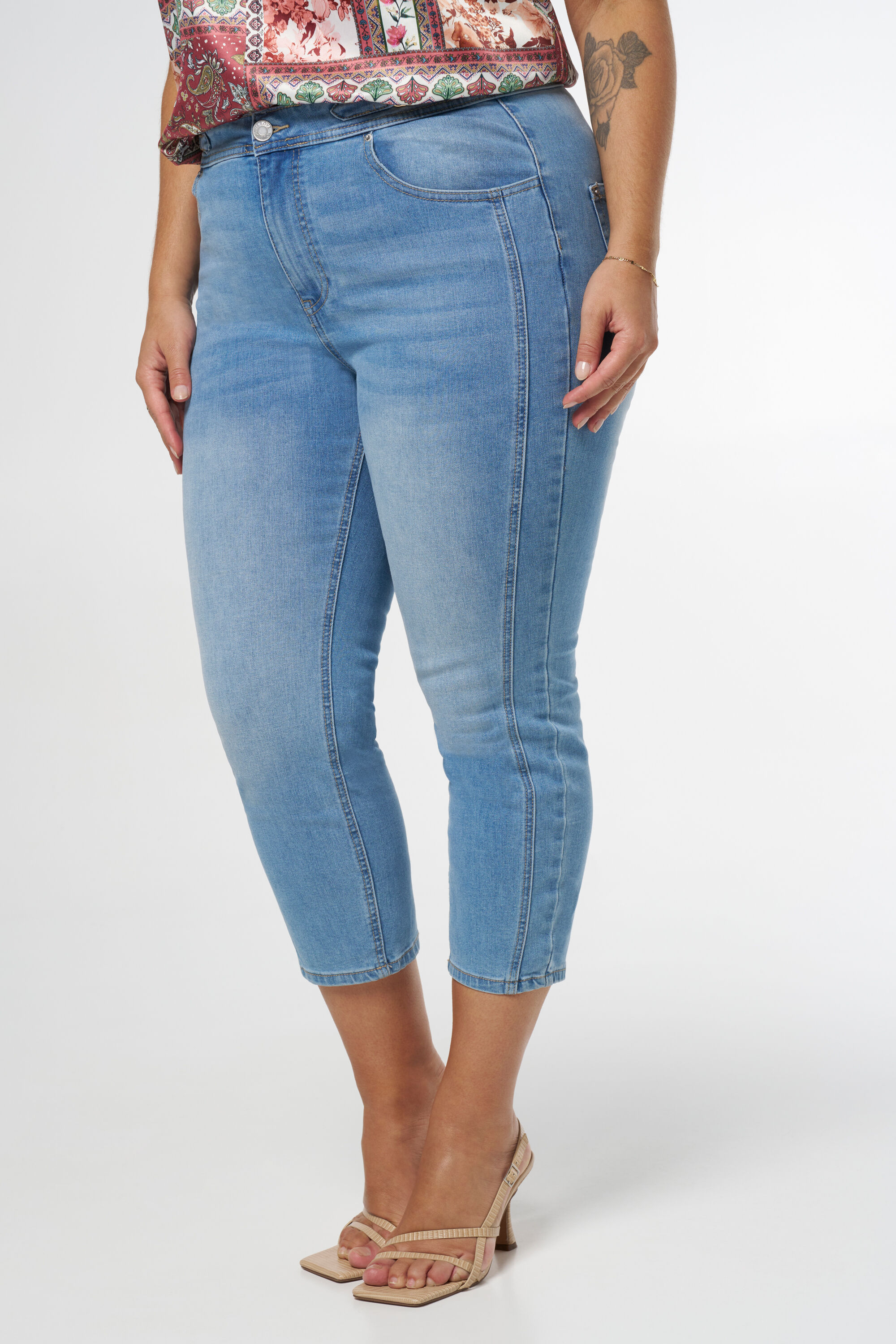 Vaqueros con cadenas como detalle image number 5